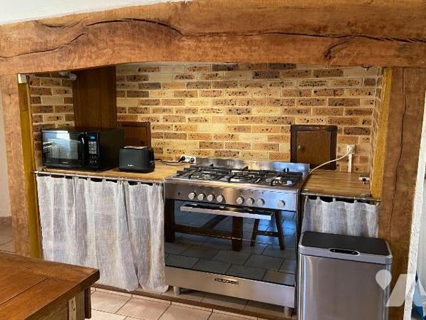 SANSAC-VEINAZES, sur 1524 m² de terrain clôt et arboré, maison auvergnate rénovée comprenant au...