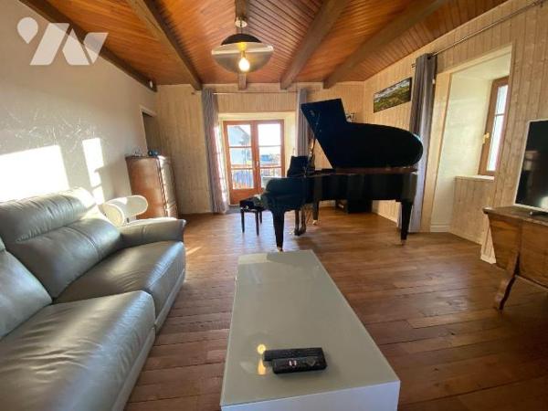 SANSAC-VEINAZES, sur 1524 m² de terrain clôt et arboré, maison auvergnate rénovée comprenant au...