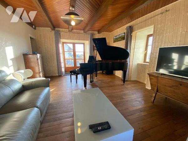 SANSAC-VEINAZES, sur 1524 m² de terrain clôt et arboré, maison auvergnate rénovée comprenant au...