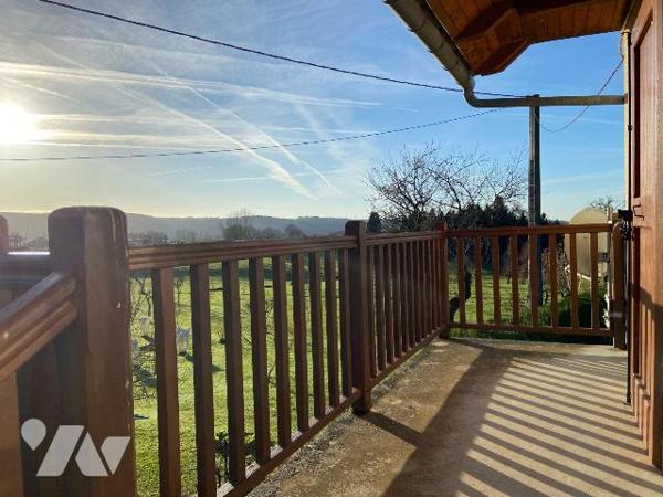 SANSAC-VEINAZES, sur 1524 m² de terrain clôt et arboré, maison auvergnate rénovée comprenant au...