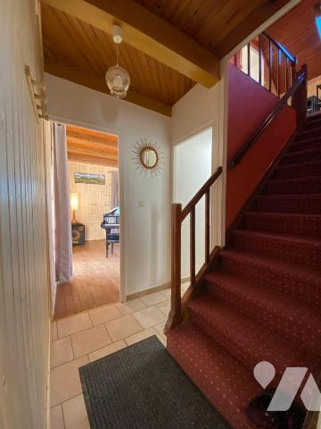 SANSAC-VEINAZES, sur 1524 m² de terrain clôt et arboré, maison auvergnate rénovée comprenant au...