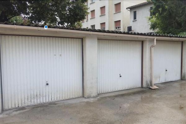 Location garage avec borne de recharge pour véhicule électrique 15 m² à Bordeaux - Barrière du Médoc