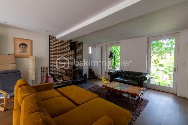 🌟 COUP DE CŒUR – Magnifique Maison de Ville de 200 m²
Le charme de l’ancien, le confort du moderne | 7 Chambres | Dépendance de 100 m²

Découvrez cette perle rare sur le marché : une demeure d’exception alliant élégance et modernité. Située dans un environnement privilégié, au calme absolu et sans aucune nuisance, elle vous offre le luxe rare de profiter du centre-ville entièrement à pied.

📦 Aucun travaux à prévoir : vous n'avez plus qu'à poser vos valises !

🏡 Des volumes généreux & une distribution idéale:
Rez-de-chaussée (92 m²) : L'espace de vie (65 m²)
- Accueil : Entrée chaleureuse et accueillante.
- Cuisine : Aménagée et entièrement équipée, ouverte sur une salle à manger conviviale.
- Salon : Lumineux et cosy, sublimé par un poêle à bois performant.
- Nuit : Une première chambre avec sa salle d'eau privative.
- Commodités : WC indépendants.

1er Étage : Le confort des maîtres des lieux
- Un palier fluide desservant l'espace nuit.
- Suite parentale d'exception avec un grand dressing et une salle de bains complète (baignoire + douche).
- 2 chambres supplémentaires, dont une disposant de sa propre salle d’eau.

2ème Étage : L'espace enfants ou télétravail
- Palier fonctionnel.
- 3 chambres lumineuses et parfaitement agencées.
- Une salle d'eau indépendante avec WC.

Sous-sol : Le paradis des amateurs de vin
- Sous-sol total offrant une très grande capacité de stockage.
- 2 superbes caves voûtées, idéales pour la conservation ou pour créer un espace de dégustation atypique.

🌳 Les extérieurs : Un véritable havre de paix en ville
- Le Jardin : Joliment aménagé et arboré, entièrement préservé des regards (sans vis-à-vis).
- La Terrasse : Équipée d'une belle pergola, idéale pour vos repas d’été et vos moments de partage.

🔥 LE GRAND PLUS : Une dépendance de 100 m² à rénover. Un potentiel incroyable pour un artisan, une profession libérale, un atelier d'artiste, ou pour la création d'un gîte / investissement locatif.

📌 Les points forts à retenir:
- Surface habitable 200 m²
- Nombre de chambres: 7 chambres au total
- État général impeccable (matériaux de qualité, aucun frais à prévoir)
- Emplacement: Secteur recherché, calme absolu, centre-ville à pied
- Potentiel: 100 m² d'annexe modulable selon vos projets

📞 Une opportunité rare sur le secteur. Contactez-moi dès aujourd'hui pour organiser une visite !