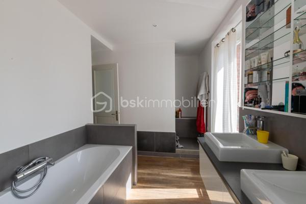 🌟 COUP DE CŒUR – Magnifique Maison de Ville de 200 m²
Le charme de l’ancien, le confort du moderne | 7 Chambres | Dépendance de 100 m²

Découvrez cette perle rare sur le marché : une demeure d’exception alliant élégance et modernité. Située dans un environnement privilégié, au calme absolu et sans aucune nuisance, elle vous offre le luxe rare de profiter du centre-ville entièrement à pied.

📦 Aucun travaux à prévoir : vous n'avez plus qu'à poser vos valises !

🏡 Des volumes généreux & une distribution idéale:
Rez-de-chaussée (92 m²) : L'espace de vie (65 m²)
- Accueil : Entrée chaleureuse et accueillante.
- Cuisine : Aménagée et entièrement équipée, ouverte sur une salle à manger conviviale.
- Salon : Lumineux et cosy, sublimé par un poêle à bois performant.
- Nuit : Une première chambre avec sa salle d'eau privative.
- Commodités : WC indépendants.

1er Étage : Le confort des maîtres des lieux
- Un palier fluide desservant l'espace nuit.
- Suite parentale d'exception avec un grand dressing et une salle de bains complète (baignoire + douche).
- 2 chambres supplémentaires, dont une disposant de sa propre salle d’eau.

2ème Étage : L'espace enfants ou télétravail
- Palier fonctionnel.
- 3 chambres lumineuses et parfaitement agencées.
- Une salle d'eau indépendante avec WC.

Sous-sol : Le paradis des amateurs de vin
- Sous-sol total offrant une très grande capacité de stockage.
- 2 superbes caves voûtées, idéales pour la conservation ou pour créer un espace de dégustation atypique.

🌳 Les extérieurs : Un véritable havre de paix en ville
- Le Jardin : Joliment aménagé et arboré, entièrement préservé des regards (sans vis-à-vis).
- La Terrasse : Équipée d'une belle pergola, idéale pour vos repas d’été et vos moments de partage.

🔥 LE GRAND PLUS : Une dépendance de 100 m² à rénover. Un potentiel incroyable pour un artisan, une profession libérale, un atelier d'artiste, ou pour la création d'un gîte / investissement locatif.

📌 Les points forts à retenir:
- Surface habitable 200 m²
- Nombre de chambres: 7 chambres au total
- État général impeccable (matériaux de qualité, aucun frais à prévoir)
- Emplacement: Secteur recherché, calme absolu, centre-ville à pied
- Potentiel: 100 m² d'annexe modulable selon vos projets

📞 Une opportunité rare sur le secteur. Contactez-moi dès aujourd'hui pour organiser une visite !
