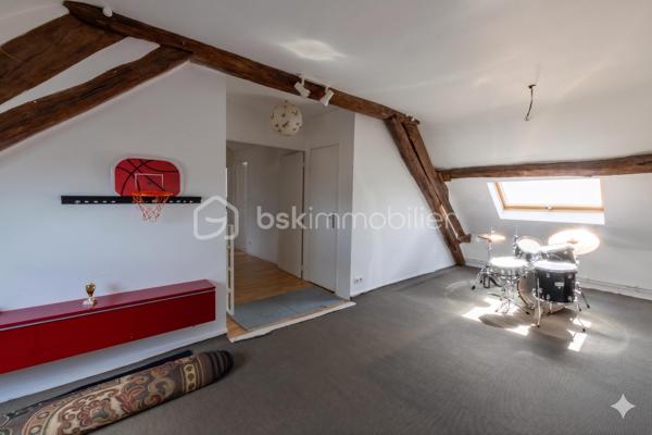 🌟 COUP DE CŒUR – Magnifique Maison de Ville de 200 m²
Le charme de l’ancien, le confort du moderne | 7 Chambres | Dépendance de 100 m²

Découvrez cette perle rare sur le marché : une demeure d’exception alliant élégance et modernité. Située dans un environnement privilégié, au calme absolu et sans aucune nuisance, elle vous offre le luxe rare de profiter du centre-ville entièrement à pied.

📦 Aucun travaux à prévoir : vous n'avez plus qu'à poser vos valises !

🏡 Des volumes généreux & une distribution idéale:
Rez-de-chaussée (92 m²) : L'espace de vie (65 m²)
- Accueil : Entrée chaleureuse et accueillante.
- Cuisine : Aménagée et entièrement équipée, ouverte sur une salle à manger conviviale.
- Salon : Lumineux et cosy, sublimé par un poêle à bois performant.
- Nuit : Une première chambre avec sa salle d'eau privative.
- Commodités : WC indépendants.

1er Étage : Le confort des maîtres des lieux
- Un palier fluide desservant l'espace nuit.
- Suite parentale d'exception avec un grand dressing et une salle de bains complète (baignoire + douche).
- 2 chambres supplémentaires, dont une disposant de sa propre salle d’eau.

2ème Étage : L'espace enfants ou télétravail
- Palier fonctionnel.
- 3 chambres lumineuses et parfaitement agencées.
- Une salle d'eau indépendante avec WC.

Sous-sol : Le paradis des amateurs de vin
- Sous-sol total offrant une très grande capacité de stockage.
- 2 superbes caves voûtées, idéales pour la conservation ou pour créer un espace de dégustation atypique.

🌳 Les extérieurs : Un véritable havre de paix en ville
- Le Jardin : Joliment aménagé et arboré, entièrement préservé des regards (sans vis-à-vis).
- La Terrasse : Équipée d'une belle pergola, idéale pour vos repas d’été et vos moments de partage.

🔥 LE GRAND PLUS : Une dépendance de 100 m² à rénover. Un potentiel incroyable pour un artisan, une profession libérale, un atelier d'artiste, ou pour la création d'un gîte / investissement locatif.

📌 Les points forts à retenir:
- Surface habitable 200 m²
- Nombre de chambres: 7 chambres au total
- État général impeccable (matériaux de qualité, aucun frais à prévoir)
- Emplacement: Secteur recherché, calme absolu, centre-ville à pied
- Potentiel: 100 m² d'annexe modulable selon vos projets

📞 Une opportunité rare sur le secteur. Contactez-moi dès aujourd'hui pour organiser une visite !