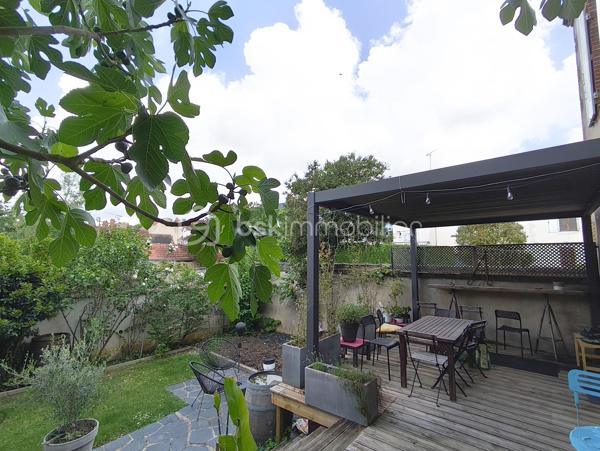 🌟 COUP DE CŒUR – Magnifique Maison de Ville de 200 m²
Le charme de l’ancien, le confort du moderne | 7 Chambres | Dépendance de 100 m²

Découvrez cette perle rare sur le marché : une demeure d’exception alliant élégance et modernité. Située dans un environnement privilégié, au calme absolu et sans aucune nuisance, elle vous offre le luxe rare de profiter du centre-ville entièrement à pied.

📦 Aucun travaux à prévoir : vous n'avez plus qu'à poser vos valises !

🏡 Des volumes généreux & une distribution idéale:
Rez-de-chaussée (92 m²) : L'espace de vie (65 m²)
- Accueil : Entrée chaleureuse et accueillante.
- Cuisine : Aménagée et entièrement équipée, ouverte sur une salle à manger conviviale.
- Salon : Lumineux et cosy, sublimé par un poêle à bois performant.
- Nuit : Une première chambre avec sa salle d'eau privative.
- Commodités : WC indépendants.

1er Étage : Le confort des maîtres des lieux
- Un palier fluide desservant l'espace nuit.
- Suite parentale d'exception avec un grand dressing et une salle de bains complète (baignoire + douche).
- 2 chambres supplémentaires, dont une disposant de sa propre salle d’eau.

2ème Étage : L'espace enfants ou télétravail
- Palier fonctionnel.
- 3 chambres lumineuses et parfaitement agencées.
- Une salle d'eau indépendante avec WC.

Sous-sol : Le paradis des amateurs de vin
- Sous-sol total offrant une très grande capacité de stockage.
- 2 superbes caves voûtées, idéales pour la conservation ou pour créer un espace de dégustation atypique.

🌳 Les extérieurs : Un véritable havre de paix en ville
- Le Jardin : Joliment aménagé et arboré, entièrement préservé des regards (sans vis-à-vis).
- La Terrasse : Équipée d'une belle pergola, idéale pour vos repas d’été et vos moments de partage.

🔥 LE GRAND PLUS : Une dépendance de 100 m² à rénover. Un potentiel incroyable pour un artisan, une profession libérale, un atelier d'artiste, ou pour la création d'un gîte / investissement locatif.

📌 Les points forts à retenir:
- Surface habitable 200 m²
- Nombre de chambres: 7 chambres au total
- État général impeccable (matériaux de qualité, aucun frais à prévoir)
- Emplacement: Secteur recherché, calme absolu, centre-ville à pied
- Potentiel: 100 m² d'annexe modulable selon vos projets

📞 Une opportunité rare sur le secteur. Contactez-moi dès aujourd'hui pour organiser une visite !