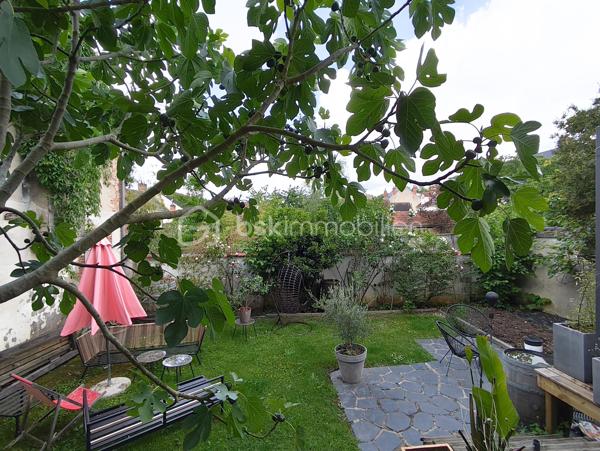 🌟 COUP DE CŒUR – Magnifique Maison de Ville de 200 m²
Le charme de l’ancien, le confort du moderne | 7 Chambres | Dépendance de 100 m²

Découvrez cette perle rare sur le marché : une demeure d’exception alliant élégance et modernité. Située dans un environnement privilégié, au calme absolu et sans aucune nuisance, elle vous offre le luxe rare de profiter du centre-ville entièrement à pied.

📦 Aucun travaux à prévoir : vous n'avez plus qu'à poser vos valises !

🏡 Des volumes généreux & une distribution idéale:
Rez-de-chaussée (92 m²) : L'espace de vie (65 m²)
- Accueil : Entrée chaleureuse et accueillante.
- Cuisine : Aménagée et entièrement équipée, ouverte sur une salle à manger conviviale.
- Salon : Lumineux et cosy, sublimé par un poêle à bois performant.
- Nuit : Une première chambre avec sa salle d'eau privative.
- Commodités : WC indépendants.

1er Étage : Le confort des maîtres des lieux
- Un palier fluide desservant l'espace nuit.
- Suite parentale d'exception avec un grand dressing et une salle de bains complète (baignoire + douche).
- 2 chambres supplémentaires, dont une disposant de sa propre salle d’eau.

2ème Étage : L'espace enfants ou télétravail
- Palier fonctionnel.
- 3 chambres lumineuses et parfaitement agencées.
- Une salle d'eau indépendante avec WC.

Sous-sol : Le paradis des amateurs de vin
- Sous-sol total offrant une très grande capacité de stockage.
- 2 superbes caves voûtées, idéales pour la conservation ou pour créer un espace de dégustation atypique.

🌳 Les extérieurs : Un véritable havre de paix en ville
- Le Jardin : Joliment aménagé et arboré, entièrement préservé des regards (sans vis-à-vis).
- La Terrasse : Équipée d'une belle pergola, idéale pour vos repas d’été et vos moments de partage.

🔥 LE GRAND PLUS : Une dépendance de 100 m² à rénover. Un potentiel incroyable pour un artisan, une profession libérale, un atelier d'artiste, ou pour la création d'un gîte / investissement locatif.

📌 Les points forts à retenir:
- Surface habitable 200 m²
- Nombre de chambres: 7 chambres au total
- État général impeccable (matériaux de qualité, aucun frais à prévoir)
- Emplacement: Secteur recherché, calme absolu, centre-ville à pied
- Potentiel: 100 m² d'annexe modulable selon vos projets

📞 Une opportunité rare sur le secteur. Contactez-moi dès aujourd'hui pour organiser une visite !