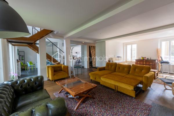 🌟 COUP DE CŒUR – Magnifique Maison de Ville de 200 m²
Le charme de l’ancien, le confort du moderne | 7 Chambres | Dépendance de 100 m²

Découvrez cette perle rare sur le marché : une demeure d’exception alliant élégance et modernité. Située dans un environnement privilégié, au calme absolu et sans aucune nuisance, elle vous offre le luxe rare de profiter du centre-ville entièrement à pied.

📦 Aucun travaux à prévoir : vous n'avez plus qu'à poser vos valises !

🏡 Des volumes généreux & une distribution idéale:
Rez-de-chaussée (92 m²) : L'espace de vie (65 m²)
- Accueil : Entrée chaleureuse et accueillante.
- Cuisine : Aménagée et entièrement équipée, ouverte sur une salle à manger conviviale.
- Salon : Lumineux et cosy, sublimé par un poêle à bois performant.
- Nuit : Une première chambre avec sa salle d'eau privative.
- Commodités : WC indépendants.

1er Étage : Le confort des maîtres des lieux
- Un palier fluide desservant l'espace nuit.
- Suite parentale d'exception avec un grand dressing et une salle de bains complète (baignoire + douche).
- 2 chambres supplémentaires, dont une disposant de sa propre salle d’eau.

2ème Étage : L'espace enfants ou télétravail
- Palier fonctionnel.
- 3 chambres lumineuses et parfaitement agencées.
- Une salle d'eau indépendante avec WC.

Sous-sol : Le paradis des amateurs de vin
- Sous-sol total offrant une très grande capacité de stockage.
- 2 superbes caves voûtées, idéales pour la conservation ou pour créer un espace de dégustation atypique.

🌳 Les extérieurs : Un véritable havre de paix en ville
- Le Jardin : Joliment aménagé et arboré, entièrement préservé des regards (sans vis-à-vis).
- La Terrasse : Équipée d'une belle pergola, idéale pour vos repas d’été et vos moments de partage.

🔥 LE GRAND PLUS : Une dépendance de 100 m² à rénover. Un potentiel incroyable pour un artisan, une profession libérale, un atelier d'artiste, ou pour la création d'un gîte / investissement locatif.

📌 Les points forts à retenir:
- Surface habitable 200 m²
- Nombre de chambres: 7 chambres au total
- État général impeccable (matériaux de qualité, aucun frais à prévoir)
- Emplacement: Secteur recherché, calme absolu, centre-ville à pied
- Potentiel: 100 m² d'annexe modulable selon vos projets

📞 Une opportunité rare sur le secteur. Contactez-moi dès aujourd'hui pour organiser une visite !