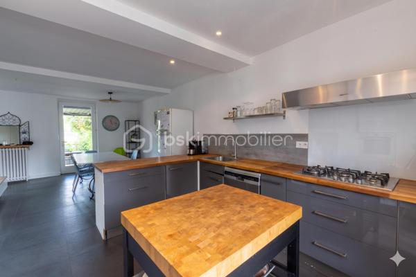 🌟 COUP DE CŒUR – Magnifique Maison de Ville de 200 m²
Le charme de l’ancien, le confort du moderne | 7 Chambres | Dépendance de 100 m²

Découvrez cette perle rare sur le marché : une demeure d’exception alliant élégance et modernité. Située dans un environnement privilégié, au calme absolu et sans aucune nuisance, elle vous offre le luxe rare de profiter du centre-ville entièrement à pied.

📦 Aucun travaux à prévoir : vous n'avez plus qu'à poser vos valises !

🏡 Des volumes généreux & une distribution idéale:
Rez-de-chaussée (92 m²) : L'espace de vie (65 m²)
- Accueil : Entrée chaleureuse et accueillante.
- Cuisine : Aménagée et entièrement équipée, ouverte sur une salle à manger conviviale.
- Salon : Lumineux et cosy, sublimé par un poêle à bois performant.
- Nuit : Une première chambre avec sa salle d'eau privative.
- Commodités : WC indépendants.

1er Étage : Le confort des maîtres des lieux
- Un palier fluide desservant l'espace nuit.
- Suite parentale d'exception avec un grand dressing et une salle de bains complète (baignoire + douche).
- 2 chambres supplémentaires, dont une disposant de sa propre salle d’eau.

2ème Étage : L'espace enfants ou télétravail
- Palier fonctionnel.
- 3 chambres lumineuses et parfaitement agencées.
- Une salle d'eau indépendante avec WC.

Sous-sol : Le paradis des amateurs de vin
- Sous-sol total offrant une très grande capacité de stockage.
- 2 superbes caves voûtées, idéales pour la conservation ou pour créer un espace de dégustation atypique.

🌳 Les extérieurs : Un véritable havre de paix en ville
- Le Jardin : Joliment aménagé et arboré, entièrement préservé des regards (sans vis-à-vis).
- La Terrasse : Équipée d'une belle pergola, idéale pour vos repas d’été et vos moments de partage.

🔥 LE GRAND PLUS : Une dépendance de 100 m² à rénover. Un potentiel incroyable pour un artisan, une profession libérale, un atelier d'artiste, ou pour la création d'un gîte / investissement locatif.

📌 Les points forts à retenir:
- Surface habitable 200 m²
- Nombre de chambres: 7 chambres au total
- État général impeccable (matériaux de qualité, aucun frais à prévoir)
- Emplacement: Secteur recherché, calme absolu, centre-ville à pied
- Potentiel: 100 m² d'annexe modulable selon vos projets

📞 Une opportunité rare sur le secteur. Contactez-moi dès aujourd'hui pour organiser une visite !