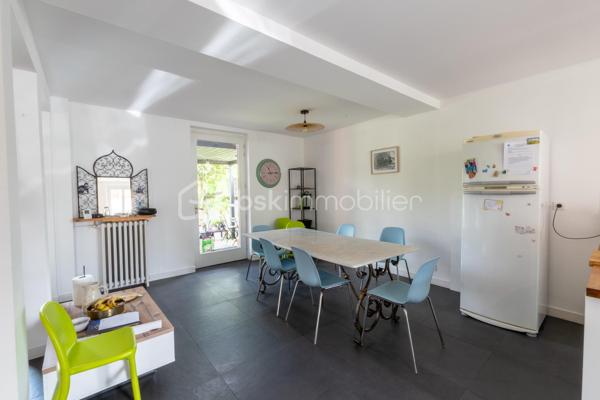 🌟 COUP DE CŒUR – Magnifique Maison de Ville de 200 m²
Le charme de l’ancien, le confort du moderne | 7 Chambres | Dépendance de 100 m²

Découvrez cette perle rare sur le marché : une demeure d’exception alliant élégance et modernité. Située dans un environnement privilégié, au calme absolu et sans aucune nuisance, elle vous offre le luxe rare de profiter du centre-ville entièrement à pied.

📦 Aucun travaux à prévoir : vous n'avez plus qu'à poser vos valises !

🏡 Des volumes généreux & une distribution idéale:
Rez-de-chaussée (92 m²) : L'espace de vie (65 m²)
- Accueil : Entrée chaleureuse et accueillante.
- Cuisine : Aménagée et entièrement équipée, ouverte sur une salle à manger conviviale.
- Salon : Lumineux et cosy, sublimé par un poêle à bois performant.
- Nuit : Une première chambre avec sa salle d'eau privative.
- Commodités : WC indépendants.

1er Étage : Le confort des maîtres des lieux
- Un palier fluide desservant l'espace nuit.
- Suite parentale d'exception avec un grand dressing et une salle de bains complète (baignoire + douche).
- 2 chambres supplémentaires, dont une disposant de sa propre salle d’eau.

2ème Étage : L'espace enfants ou télétravail
- Palier fonctionnel.
- 3 chambres lumineuses et parfaitement agencées.
- Une salle d'eau indépendante avec WC.

Sous-sol : Le paradis des amateurs de vin
- Sous-sol total offrant une très grande capacité de stockage.
- 2 superbes caves voûtées, idéales pour la conservation ou pour créer un espace de dégustation atypique.

🌳 Les extérieurs : Un véritable havre de paix en ville
- Le Jardin : Joliment aménagé et arboré, entièrement préservé des regards (sans vis-à-vis).
- La Terrasse : Équipée d'une belle pergola, idéale pour vos repas d’été et vos moments de partage.

🔥 LE GRAND PLUS : Une dépendance de 100 m² à rénover. Un potentiel incroyable pour un artisan, une profession libérale, un atelier d'artiste, ou pour la création d'un gîte / investissement locatif.

📌 Les points forts à retenir:
- Surface habitable 200 m²
- Nombre de chambres: 7 chambres au total
- État général impeccable (matériaux de qualité, aucun frais à prévoir)
- Emplacement: Secteur recherché, calme absolu, centre-ville à pied
- Potentiel: 100 m² d'annexe modulable selon vos projets

📞 Une opportunité rare sur le secteur. Contactez-moi dès aujourd'hui pour organiser une visite !