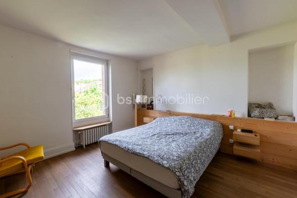 🌟 COUP DE CŒUR – Magnifique Maison de Ville de 200 m²
Le charme de l’ancien, le confort du moderne | 7 Chambres | Dépendance de 100 m²

Découvrez cette perle rare sur le marché : une demeure d’exception alliant élégance et modernité. Située dans un environnement privilégié, au calme absolu et sans aucune nuisance, elle vous offre le luxe rare de profiter du centre-ville entièrement à pied.

📦 Aucun travaux à prévoir : vous n'avez plus qu'à poser vos valises !

🏡 Des volumes généreux & une distribution idéale:
Rez-de-chaussée (92 m²) : L'espace de vie (65 m²)
- Accueil : Entrée chaleureuse et accueillante.
- Cuisine : Aménagée et entièrement équipée, ouverte sur une salle à manger conviviale.
- Salon : Lumineux et cosy, sublimé par un poêle à bois performant.
- Nuit : Une première chambre avec sa salle d'eau privative.
- Commodités : WC indépendants.

1er Étage : Le confort des maîtres des lieux
- Un palier fluide desservant l'espace nuit.
- Suite parentale d'exception avec un grand dressing et une salle de bains complète (baignoire + douche).
- 2 chambres supplémentaires, dont une disposant de sa propre salle d’eau.

2ème Étage : L'espace enfants ou télétravail
- Palier fonctionnel.
- 3 chambres lumineuses et parfaitement agencées.
- Une salle d'eau indépendante avec WC.

Sous-sol : Le paradis des amateurs de vin
- Sous-sol total offrant une très grande capacité de stockage.
- 2 superbes caves voûtées, idéales pour la conservation ou pour créer un espace de dégustation atypique.

🌳 Les extérieurs : Un véritable havre de paix en ville
- Le Jardin : Joliment aménagé et arboré, entièrement préservé des regards (sans vis-à-vis).
- La Terrasse : Équipée d'une belle pergola, idéale pour vos repas d’été et vos moments de partage.

🔥 LE GRAND PLUS : Une dépendance de 100 m² à rénover. Un potentiel incroyable pour un artisan, une profession libérale, un atelier d'artiste, ou pour la création d'un gîte / investissement locatif.

📌 Les points forts à retenir:
- Surface habitable 200 m²
- Nombre de chambres: 7 chambres au total
- État général impeccable (matériaux de qualité, aucun frais à prévoir)
- Emplacement: Secteur recherché, calme absolu, centre-ville à pied
- Potentiel: 100 m² d'annexe modulable selon vos projets

📞 Une opportunité rare sur le secteur. Contactez-moi dès aujourd'hui pour organiser une visite !