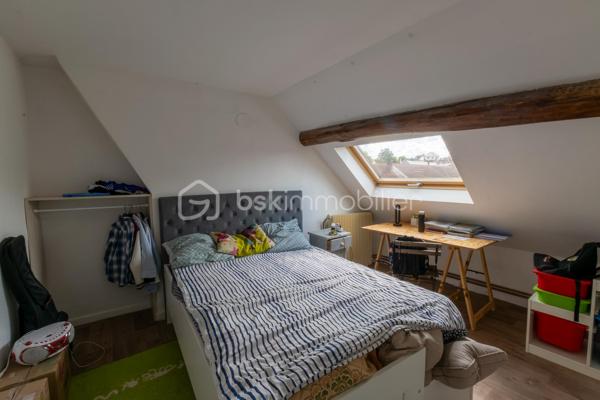🌟 COUP DE CŒUR – Magnifique Maison de Ville de 200 m²
Le charme de l’ancien, le confort du moderne | 7 Chambres | Dépendance de 100 m²

Découvrez cette perle rare sur le marché : une demeure d’exception alliant élégance et modernité. Située dans un environnement privilégié, au calme absolu et sans aucune nuisance, elle vous offre le luxe rare de profiter du centre-ville entièrement à pied.

📦 Aucun travaux à prévoir : vous n'avez plus qu'à poser vos valises !

🏡 Des volumes généreux & une distribution idéale:
Rez-de-chaussée (92 m²) : L'espace de vie (65 m²)
- Accueil : Entrée chaleureuse et accueillante.
- Cuisine : Aménagée et entièrement équipée, ouverte sur une salle à manger conviviale.
- Salon : Lumineux et cosy, sublimé par un poêle à bois performant.
- Nuit : Une première chambre avec sa salle d'eau privative.
- Commodités : WC indépendants.

1er Étage : Le confort des maîtres des lieux
- Un palier fluide desservant l'espace nuit.
- Suite parentale d'exception avec un grand dressing et une salle de bains complète (baignoire + douche).
- 2 chambres supplémentaires, dont une disposant de sa propre salle d’eau.

2ème Étage : L'espace enfants ou télétravail
- Palier fonctionnel.
- 3 chambres lumineuses et parfaitement agencées.
- Une salle d'eau indépendante avec WC.

Sous-sol : Le paradis des amateurs de vin
- Sous-sol total offrant une très grande capacité de stockage.
- 2 superbes caves voûtées, idéales pour la conservation ou pour créer un espace de dégustation atypique.

🌳 Les extérieurs : Un véritable havre de paix en ville
- Le Jardin : Joliment aménagé et arboré, entièrement préservé des regards (sans vis-à-vis).
- La Terrasse : Équipée d'une belle pergola, idéale pour vos repas d’été et vos moments de partage.

🔥 LE GRAND PLUS : Une dépendance de 100 m² à rénover. Un potentiel incroyable pour un artisan, une profession libérale, un atelier d'artiste, ou pour la création d'un gîte / investissement locatif.

📌 Les points forts à retenir:
- Surface habitable 200 m²
- Nombre de chambres: 7 chambres au total
- État général impeccable (matériaux de qualité, aucun frais à prévoir)
- Emplacement: Secteur recherché, calme absolu, centre-ville à pied
- Potentiel: 100 m² d'annexe modulable selon vos projets

📞 Une opportunité rare sur le secteur. Contactez-moi dès aujourd'hui pour organiser une visite !