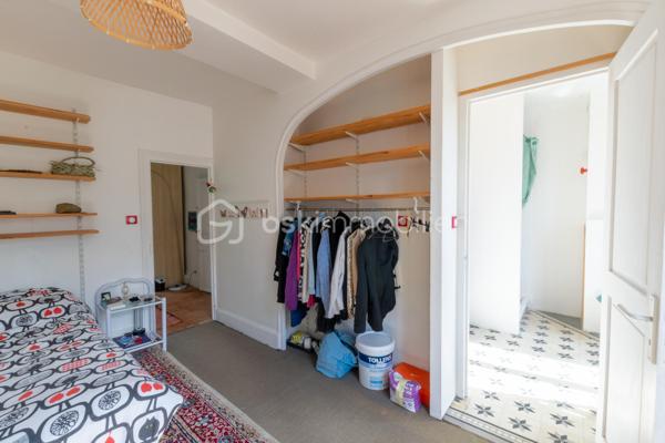 🌟 COUP DE CŒUR – Magnifique Maison de Ville de 200 m²
Le charme de l’ancien, le confort du moderne | 7 Chambres | Dépendance de 100 m²

Découvrez cette perle rare sur le marché : une demeure d’exception alliant élégance et modernité. Située dans un environnement privilégié, au calme absolu et sans aucune nuisance, elle vous offre le luxe rare de profiter du centre-ville entièrement à pied.

📦 Aucun travaux à prévoir : vous n'avez plus qu'à poser vos valises !

🏡 Des volumes généreux & une distribution idéale:
Rez-de-chaussée (92 m²) : L'espace de vie (65 m²)
- Accueil : Entrée chaleureuse et accueillante.
- Cuisine : Aménagée et entièrement équipée, ouverte sur une salle à manger conviviale.
- Salon : Lumineux et cosy, sublimé par un poêle à bois performant.
- Nuit : Une première chambre avec sa salle d'eau privative.
- Commodités : WC indépendants.

1er Étage : Le confort des maîtres des lieux
- Un palier fluide desservant l'espace nuit.
- Suite parentale d'exception avec un grand dressing et une salle de bains complète (baignoire + douche).
- 2 chambres supplémentaires, dont une disposant de sa propre salle d’eau.

2ème Étage : L'espace enfants ou télétravail
- Palier fonctionnel.
- 3 chambres lumineuses et parfaitement agencées.
- Une salle d'eau indépendante avec WC.

Sous-sol : Le paradis des amateurs de vin
- Sous-sol total offrant une très grande capacité de stockage.
- 2 superbes caves voûtées, idéales pour la conservation ou pour créer un espace de dégustation atypique.

🌳 Les extérieurs : Un véritable havre de paix en ville
- Le Jardin : Joliment aménagé et arboré, entièrement préservé des regards (sans vis-à-vis).
- La Terrasse : Équipée d'une belle pergola, idéale pour vos repas d’été et vos moments de partage.

🔥 LE GRAND PLUS : Une dépendance de 100 m² à rénover. Un potentiel incroyable pour un artisan, une profession libérale, un atelier d'artiste, ou pour la création d'un gîte / investissement locatif.

📌 Les points forts à retenir:
- Surface habitable 200 m²
- Nombre de chambres: 7 chambres au total
- État général impeccable (matériaux de qualité, aucun frais à prévoir)
- Emplacement: Secteur recherché, calme absolu, centre-ville à pied
- Potentiel: 100 m² d'annexe modulable selon vos projets

📞 Une opportunité rare sur le secteur. Contactez-moi dès aujourd'hui pour organiser une visite !