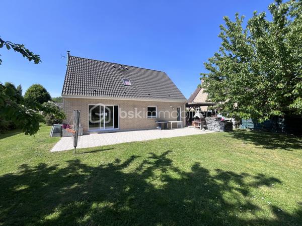 À Leforest, dans un environnement résidentiel calme et verdoyant, cette maison familiale offre bien plus qu’un simple lieu de vie : elle raconte déjà une histoire… celle d’un jeune couple qui construit son avenir, des enfants qui jouent dans le jardin, des repas d’été sur la terrasse et des saisons qui défilent au rythme des récoltes du verger.
Située au cœur d’un quartier apprécié pour sa tranquillité et sa proximité avec la nature, cette maison d’environ 110 m² habitables prend place sur une belle parcelle de 941 m². Un équilibre rare entre confort, espace et douceur de vivre.
Dés l’entrée, un couloir offre de nombreux rangements, un toilette carrelé. 
À la suite, un séjour lumineux de près de 40 m² équipé d’un poêle à bois apporte une atmosphère chaleureuse et conviviale, idéale pour recevoir famille et amis. La cuisine ouverte attenante d’environ 10 m2, fonctionnelle et lumineuse, prolonge naturellement l’espace de vie. Elle est entièrement équipée (four, four micro-onde, lave-vaisselle, machine à café intégrée, hotte… et pour les passionnés de cuisine un véritable piano). 
Une grande buanderie / cellier attenante à la cuisine complète le rez-de-chaussée et apporte un véritable confort au quotidien. Cette dernière donne accès à un garage d’environ 15 m2.
À l’étage, la maison propose actuellement 3 chambres ainsi qu’un bureau pouvant facilement devenir une chambre supplémentaire pour accueillir un nouvel enfant, un espace télétravail ou être transformé en une grande suite selon vos projets de vie. Une salle d’eau équipée d’un toilette et d’un meuble double vasque complète cet étage.
Le jardin est un véritable cocon de nature. Ici, les futurs propriétaires profiteront d’un extérieur vivant et généreux : 2 cerisiers, 2 abricotiers, 1 amandier, 1 noisetier, 3 figuiers, une vigne, des framboisiers rouges et jaunes, un groseillier ainsi qu’un kiwitier composent ce petit verger familial où chaque saison apporte ses couleurs et ses récoltes. Un lieu parfait pour les enfants, les repas en terrasse ou simplement profiter du calme après une journée de travail.
La terrasse équipée d’un barbecue en dur permet de profiter des matinées ensoleillées et des soirées d’été dans une ambiance paisible. 
Pour les bricoleurs et/ou jardinier un chalet d’environ 20 m2 posé sur une dalle béton avec toiture rigide permet d’y installer un atelier (équipé d’un tableau électrique et prises), de ranger, et stocker (pour la partie attenante), à noter un récupérateur d’eau de pluie connecté à ce dernier. Un double carport d’environ 25 m2 attenant à la maison et un parking fermé viennent compléter les prestations extérieures.
Côté confort, la maison bénéficie d’équipements recherchés et récents :
- Climatisation réversible dans les pièces à l'étage ;
- Chaudière gaz à condensation récente (2 ans), révision réalisée ;
- Adoucisseur d’eau (sous contrat d’entretien) ;
- Cabine de douche récente (2 ans);
- Bonne performance énergétique appréciable pour une maison familiale.

Les commodités restent facilement accessibles avec les transports en commun à proximité ainsi que la gare de TER Hauts-de-France (à 5 minutes à pied) permettant de rejoindre rapidement les grands axes et les pôles urbains de la région.

Taxe foncière 2025 : 1 753 €

Une maison pensée pour accueillir des projets de vie, où l’on imagine facilement voir grandir une famille, partager des moments simples et construire de nouveaux souvenirs.

Vidéo disponible sur demande.