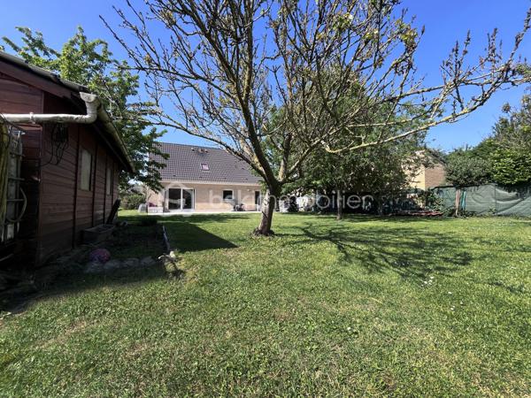À Leforest, dans un environnement résidentiel calme et verdoyant, cette maison familiale offre bien plus qu’un simple lieu de vie : elle raconte déjà une histoire… celle d’un jeune couple qui construit son avenir, des enfants qui jouent dans le jardin, des repas d’été sur la terrasse et des saisons qui défilent au rythme des récoltes du verger.
Située au cœur d’un quartier apprécié pour sa tranquillité et sa proximité avec la nature, cette maison d’environ 110 m² habitables prend place sur une belle parcelle de 941 m². Un équilibre rare entre confort, espace et douceur de vivre.
Dés l’entrée, un couloir offre de nombreux rangements, un toilette carrelé. 
À la suite, un séjour lumineux de près de 40 m² équipé d’un poêle à bois apporte une atmosphère chaleureuse et conviviale, idéale pour recevoir famille et amis. La cuisine ouverte attenante d’environ 10 m2, fonctionnelle et lumineuse, prolonge naturellement l’espace de vie. Elle est entièrement équipée (four, four micro-onde, lave-vaisselle, machine à café intégrée, hotte… et pour les passionnés de cuisine un véritable piano). 
Une grande buanderie / cellier attenante à la cuisine complète le rez-de-chaussée et apporte un véritable confort au quotidien. Cette dernière donne accès à un garage d’environ 15 m2.
À l’étage, la maison propose actuellement 3 chambres ainsi qu’un bureau pouvant facilement devenir une chambre supplémentaire pour accueillir un nouvel enfant, un espace télétravail ou être transformé en une grande suite selon vos projets de vie. Une salle d’eau équipée d’un toilette et d’un meuble double vasque complète cet étage.
Le jardin est un véritable cocon de nature. Ici, les futurs propriétaires profiteront d’un extérieur vivant et généreux : 2 cerisiers, 2 abricotiers, 1 amandier, 1 noisetier, 3 figuiers, une vigne, des framboisiers rouges et jaunes, un groseillier ainsi qu’un kiwitier composent ce petit verger familial où chaque saison apporte ses couleurs et ses récoltes. Un lieu parfait pour les enfants, les repas en terrasse ou simplement profiter du calme après une journée de travail.
La terrasse équipée d’un barbecue en dur permet de profiter des matinées ensoleillées et des soirées d’été dans une ambiance paisible. 
Pour les bricoleurs et/ou jardinier un chalet d’environ 20 m2 posé sur une dalle béton avec toiture rigide permet d’y installer un atelier (équipé d’un tableau électrique et prises), de ranger, et stocker (pour la partie attenante), à noter un récupérateur d’eau de pluie connecté à ce dernier. Un double carport d’environ 25 m2 attenant à la maison et un parking fermé viennent compléter les prestations extérieures.
Côté confort, la maison bénéficie d’équipements recherchés et récents :
- Climatisation réversible dans les pièces à l'étage ;
- Chaudière gaz à condensation récente (2 ans), révision réalisée ;
- Adoucisseur d’eau (sous contrat d’entretien) ;
- Cabine de douche récente (2 ans);
- Bonne performance énergétique appréciable pour une maison familiale.

Les commodités restent facilement accessibles avec les transports en commun à proximité ainsi que la gare de TER Hauts-de-France (à 5 minutes à pied) permettant de rejoindre rapidement les grands axes et les pôles urbains de la région.

Taxe foncière 2025 : 1 753 €

Une maison pensée pour accueillir des projets de vie, où l’on imagine facilement voir grandir une famille, partager des moments simples et construire de nouveaux souvenirs.

Vidéo disponible sur demande.