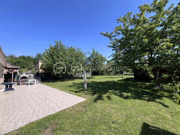 À Leforest, dans un environnement résidentiel calme et verdoyant, cette maison familiale offre bien plus qu’un simple lieu de vie : elle raconte déjà une histoire… celle d’un jeune couple qui construit son avenir, des enfants qui jouent dans le jardin, des repas d’été sur la terrasse et des saisons qui défilent au rythme des récoltes du verger.
Située au cœur d’un quartier apprécié pour sa tranquillité et sa proximité avec la nature, cette maison d’environ 110 m² habitables prend place sur une belle parcelle de 941 m². Un équilibre rare entre confort, espace et douceur de vivre.
Dés l’entrée, un couloir offre de nombreux rangements, un toilette carrelé. 
À la suite, un séjour lumineux de près de 40 m² équipé d’un poêle à bois apporte une atmosphère chaleureuse et conviviale, idéale pour recevoir famille et amis. La cuisine ouverte attenante d’environ 10 m2, fonctionnelle et lumineuse, prolonge naturellement l’espace de vie. Elle est entièrement équipée (four, four micro-onde, lave-vaisselle, machine à café intégrée, hotte… et pour les passionnés de cuisine un véritable piano). 
Une grande buanderie / cellier attenante à la cuisine complète le rez-de-chaussée et apporte un véritable confort au quotidien. Cette dernière donne accès à un garage d’environ 15 m2.
À l’étage, la maison propose actuellement 3 chambres ainsi qu’un bureau pouvant facilement devenir une chambre supplémentaire pour accueillir un nouvel enfant, un espace télétravail ou être transformé en une grande suite selon vos projets de vie. Une salle d’eau équipée d’un toilette et d’un meuble double vasque complète cet étage.
Le jardin est un véritable cocon de nature. Ici, les futurs propriétaires profiteront d’un extérieur vivant et généreux : 2 cerisiers, 2 abricotiers, 1 amandier, 1 noisetier, 3 figuiers, une vigne, des framboisiers rouges et jaunes, un groseillier ainsi qu’un kiwitier composent ce petit verger familial où chaque saison apporte ses couleurs et ses récoltes. Un lieu parfait pour les enfants, les repas en terrasse ou simplement profiter du calme après une journée de travail.
La terrasse équipée d’un barbecue en dur permet de profiter des matinées ensoleillées et des soirées d’été dans une ambiance paisible. 
Pour les bricoleurs et/ou jardinier un chalet d’environ 20 m2 posé sur une dalle béton avec toiture rigide permet d’y installer un atelier (équipé d’un tableau électrique et prises), de ranger, et stocker (pour la partie attenante), à noter un récupérateur d’eau de pluie connecté à ce dernier. Un double carport d’environ 25 m2 attenant à la maison et un parking fermé viennent compléter les prestations extérieures.
Côté confort, la maison bénéficie d’équipements recherchés et récents :
- Climatisation réversible dans les pièces à l'étage ;
- Chaudière gaz à condensation récente (2 ans), révision réalisée ;
- Adoucisseur d’eau (sous contrat d’entretien) ;
- Cabine de douche récente (2 ans);
- Bonne performance énergétique appréciable pour une maison familiale.

Les commodités restent facilement accessibles avec les transports en commun à proximité ainsi que la gare de TER Hauts-de-France (à 5 minutes à pied) permettant de rejoindre rapidement les grands axes et les pôles urbains de la région.

Taxe foncière 2025 : 1 753 €

Une maison pensée pour accueillir des projets de vie, où l’on imagine facilement voir grandir une famille, partager des moments simples et construire de nouveaux souvenirs.

Vidéo disponible sur demande.