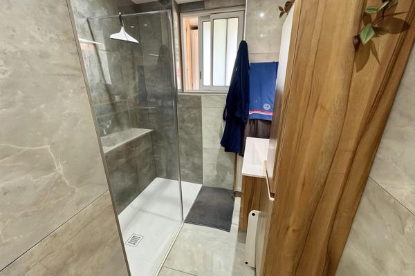 Appartement lumineux avec vue imprenable sur les montagnes- un bien plein de potentiel à aménager selon vos envies.