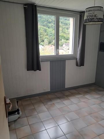 Appartement lumineux avec vue imprenable sur les montagnes- un bien plein de potentiel à aménager selon vos envies.