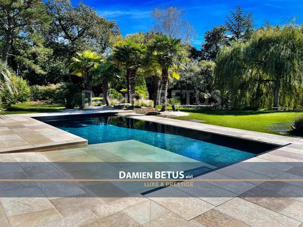 Maison à vendre 7 pièces NOTRE DAME DE RIEZ (85), parc paysager, piscine à débordement