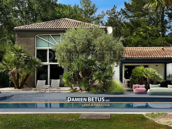 Maison à vendre 7 pièces NOTRE DAME DE RIEZ (85), parc paysager, piscine à débordement