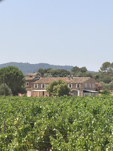 Domaine de prestige en Provence – Une propriété d’exception aux multiples possibilités

Au cœur d’un environnement naturel d’une rare beauté, avec une vue spectaculaire sur le Massif des Maures et le Pic de Notre-Dame des Anges, cette authentique bastide provençale de la fin du XIXᵉ siècle offre un cadre de vie unique où charme, élégance et sérénité se conjuguent à la perfection.

Développant près de 420 m² habitables (loi Carrez) avec 219 m² de dépendances et surfaces annexes, ce domaine remarquable se distingue par ses volumes généreux, son authenticité préservée et son potentiel exceptionnel.

La demeure principale propose de vastes espaces de réception baignés de lumière, plusieurs suites, de nombreuses chambres ainsi que des pièces de vie chaleureuses, idéales pour accueillir famille et invités dans un confort absolu.

À l’extérieur, les prestations séduisent immédiatement : piscine avec cuisine d’été, vastes terrasses, habitations indépendantes, espace équestre avec sellerie et boxes, mare, chapelle et parc arboré composent un cadre privilégié où chaque espace invite à la détente.

Grâce à ses deux dépendances indépendantes, ses nombreux couchages, ses grands espaces de réception et ses extérieurs parfaitement adaptés, cette propriété se prête idéalement à l’organisation d’événements privés ou professionnels : mariages, réceptions, séminaires, retraites bien-être, stages, chambres d’hôtes ou activité de gîtes haut de gamme.

Sa localisation constitue un atout majeur. À proximité immédiate des principaux axes autoroutiers, facilement accessible depuis les aéroports de Marseille, Toulon et Nice, à quelques minutes d’un héliport et du célèbre Circuit du Var, le domaine bénéficie d’une situation idéale pour accueillir une clientèle française et internationale.

Les amateurs de sports mécaniques, d’équitation, de randonnée, de golf ou des plus beaux sites de la Provence trouveront ici un point de départ privilégié pour découvrir toute la richesse du territoire.

Cette propriété rare offre ainsi un équilibre parfait entre résidence familiale de prestige et projet professionnel d’envergure, dans un secteur recherché où les biens de cette qualité sont particulièrement rares.

Cette adresse confidentielle séduira autant les amoureux des belles demeures que les investisseurs à la recherche d’un bien capable d’accueillir une activité événementielle ou touristique de standing.

Une propriété rare, chargée d’histoire et d’émotion, où chaque pierre raconte la Provence. Un lieu unique destiné à une clientèle en quête d’exclusivité, d’authenticité et d’un art de vivre incomparable.