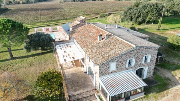 Domaine de prestige en Provence – Une propriété d’exception aux multiples possibilités

Au cœur d’un environnement naturel d’une rare beauté, avec une vue spectaculaire sur le Massif des Maures et le Pic de Notre-Dame des Anges, cette authentique bastide provençale de la fin du XIXᵉ siècle offre un cadre de vie unique où charme, élégance et sérénité se conjuguent à la perfection.

Développant près de 420 m² habitables (loi Carrez) avec 219 m² de dépendances et surfaces annexes, ce domaine remarquable se distingue par ses volumes généreux, son authenticité préservée et son potentiel exceptionnel.

La demeure principale propose de vastes espaces de réception baignés de lumière, plusieurs suites, de nombreuses chambres ainsi que des pièces de vie chaleureuses, idéales pour accueillir famille et invités dans un confort absolu.

À l’extérieur, les prestations séduisent immédiatement : piscine avec cuisine d’été, vastes terrasses, habitations indépendantes, espace équestre avec sellerie et boxes, mare, chapelle et parc arboré composent un cadre privilégié où chaque espace invite à la détente.

Grâce à ses deux dépendances indépendantes, ses nombreux couchages, ses grands espaces de réception et ses extérieurs parfaitement adaptés, cette propriété se prête idéalement à l’organisation d’événements privés ou professionnels : mariages, réceptions, séminaires, retraites bien-être, stages, chambres d’hôtes ou activité de gîtes haut de gamme.

Sa localisation constitue un atout majeur. À proximité immédiate des principaux axes autoroutiers, facilement accessible depuis les aéroports de Marseille, Toulon et Nice, à quelques minutes d’un héliport et du célèbre Circuit du Var, le domaine bénéficie d’une situation idéale pour accueillir une clientèle française et internationale.

Les amateurs de sports mécaniques, d’équitation, de randonnée, de golf ou des plus beaux sites de la Provence trouveront ici un point de départ privilégié pour découvrir toute la richesse du territoire.

Cette propriété rare offre ainsi un équilibre parfait entre résidence familiale de prestige et projet professionnel d’envergure, dans un secteur recherché où les biens de cette qualité sont particulièrement rares.

Cette adresse confidentielle séduira autant les amoureux des belles demeures que les investisseurs à la recherche d’un bien capable d’accueillir une activité événementielle ou touristique de standing.

Une propriété rare, chargée d’histoire et d’émotion, où chaque pierre raconte la Provence. Un lieu unique destiné à une clientèle en quête d’exclusivité, d’authenticité et d’un art de vivre incomparable.