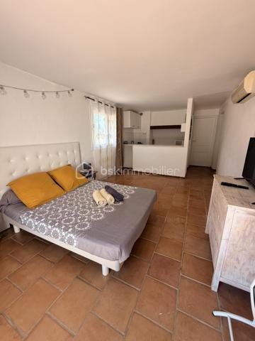 Domaine de prestige en Provence – Une propriété d’exception aux multiples possibilités

Au cœur d’un environnement naturel d’une rare beauté, avec une vue spectaculaire sur le Massif des Maures et le Pic de Notre-Dame des Anges, cette authentique bastide provençale de la fin du XIXᵉ siècle offre un cadre de vie unique où charme, élégance et sérénité se conjuguent à la perfection.

Développant près de 420 m² habitables (loi Carrez) avec 219 m² de dépendances et surfaces annexes, ce domaine remarquable se distingue par ses volumes généreux, son authenticité préservée et son potentiel exceptionnel.

La demeure principale propose de vastes espaces de réception baignés de lumière, plusieurs suites, de nombreuses chambres ainsi que des pièces de vie chaleureuses, idéales pour accueillir famille et invités dans un confort absolu.

À l’extérieur, les prestations séduisent immédiatement : piscine avec cuisine d’été, vastes terrasses, habitations indépendantes, espace équestre avec sellerie et boxes, mare, chapelle et parc arboré composent un cadre privilégié où chaque espace invite à la détente.

Grâce à ses deux dépendances indépendantes, ses nombreux couchages, ses grands espaces de réception et ses extérieurs parfaitement adaptés, cette propriété se prête idéalement à l’organisation d’événements privés ou professionnels : mariages, réceptions, séminaires, retraites bien-être, stages, chambres d’hôtes ou activité de gîtes haut de gamme.

Sa localisation constitue un atout majeur. À proximité immédiate des principaux axes autoroutiers, facilement accessible depuis les aéroports de Marseille, Toulon et Nice, à quelques minutes d’un héliport et du célèbre Circuit du Var, le domaine bénéficie d’une situation idéale pour accueillir une clientèle française et internationale.

Les amateurs de sports mécaniques, d’équitation, de randonnée, de golf ou des plus beaux sites de la Provence trouveront ici un point de départ privilégié pour découvrir toute la richesse du territoire.

Cette propriété rare offre ainsi un équilibre parfait entre résidence familiale de prestige et projet professionnel d’envergure, dans un secteur recherché où les biens de cette qualité sont particulièrement rares.

Cette adresse confidentielle séduira autant les amoureux des belles demeures que les investisseurs à la recherche d’un bien capable d’accueillir une activité événementielle ou touristique de standing.

Une propriété rare, chargée d’histoire et d’émotion, où chaque pierre raconte la Provence. Un lieu unique destiné à une clientèle en quête d’exclusivité, d’authenticité et d’un art de vivre incomparable.