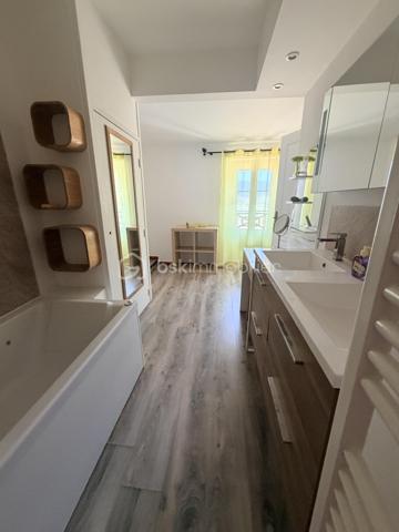 Domaine de prestige en Provence – Une propriété d’exception aux multiples possibilités

Au cœur d’un environnement naturel d’une rare beauté, avec une vue spectaculaire sur le Massif des Maures et le Pic de Notre-Dame des Anges, cette authentique bastide provençale de la fin du XIXᵉ siècle offre un cadre de vie unique où charme, élégance et sérénité se conjuguent à la perfection.

Développant près de 420 m² habitables (loi Carrez) avec 219 m² de dépendances et surfaces annexes, ce domaine remarquable se distingue par ses volumes généreux, son authenticité préservée et son potentiel exceptionnel.

La demeure principale propose de vastes espaces de réception baignés de lumière, plusieurs suites, de nombreuses chambres ainsi que des pièces de vie chaleureuses, idéales pour accueillir famille et invités dans un confort absolu.

À l’extérieur, les prestations séduisent immédiatement : piscine avec cuisine d’été, vastes terrasses, habitations indépendantes, espace équestre avec sellerie et boxes, mare, chapelle et parc arboré composent un cadre privilégié où chaque espace invite à la détente.

Grâce à ses deux dépendances indépendantes, ses nombreux couchages, ses grands espaces de réception et ses extérieurs parfaitement adaptés, cette propriété se prête idéalement à l’organisation d’événements privés ou professionnels : mariages, réceptions, séminaires, retraites bien-être, stages, chambres d’hôtes ou activité de gîtes haut de gamme.

Sa localisation constitue un atout majeur. À proximité immédiate des principaux axes autoroutiers, facilement accessible depuis les aéroports de Marseille, Toulon et Nice, à quelques minutes d’un héliport et du célèbre Circuit du Var, le domaine bénéficie d’une situation idéale pour accueillir une clientèle française et internationale.

Les amateurs de sports mécaniques, d’équitation, de randonnée, de golf ou des plus beaux sites de la Provence trouveront ici un point de départ privilégié pour découvrir toute la richesse du territoire.

Cette propriété rare offre ainsi un équilibre parfait entre résidence familiale de prestige et projet professionnel d’envergure, dans un secteur recherché où les biens de cette qualité sont particulièrement rares.

Cette adresse confidentielle séduira autant les amoureux des belles demeures que les investisseurs à la recherche d’un bien capable d’accueillir une activité événementielle ou touristique de standing.

Une propriété rare, chargée d’histoire et d’émotion, où chaque pierre raconte la Provence. Un lieu unique destiné à une clientèle en quête d’exclusivité, d’authenticité et d’un art de vivre incomparable.