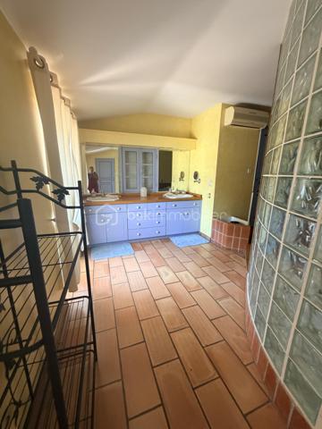 Domaine de prestige en Provence – Une propriété d’exception aux multiples possibilités

Au cœur d’un environnement naturel d’une rare beauté, avec une vue spectaculaire sur le Massif des Maures et le Pic de Notre-Dame des Anges, cette authentique bastide provençale de la fin du XIXᵉ siècle offre un cadre de vie unique où charme, élégance et sérénité se conjuguent à la perfection.

Développant près de 420 m² habitables (loi Carrez) avec 219 m² de dépendances et surfaces annexes, ce domaine remarquable se distingue par ses volumes généreux, son authenticité préservée et son potentiel exceptionnel.

La demeure principale propose de vastes espaces de réception baignés de lumière, plusieurs suites, de nombreuses chambres ainsi que des pièces de vie chaleureuses, idéales pour accueillir famille et invités dans un confort absolu.

À l’extérieur, les prestations séduisent immédiatement : piscine avec cuisine d’été, vastes terrasses, habitations indépendantes, espace équestre avec sellerie et boxes, mare, chapelle et parc arboré composent un cadre privilégié où chaque espace invite à la détente.

Grâce à ses deux dépendances indépendantes, ses nombreux couchages, ses grands espaces de réception et ses extérieurs parfaitement adaptés, cette propriété se prête idéalement à l’organisation d’événements privés ou professionnels : mariages, réceptions, séminaires, retraites bien-être, stages, chambres d’hôtes ou activité de gîtes haut de gamme.

Sa localisation constitue un atout majeur. À proximité immédiate des principaux axes autoroutiers, facilement accessible depuis les aéroports de Marseille, Toulon et Nice, à quelques minutes d’un héliport et du célèbre Circuit du Var, le domaine bénéficie d’une situation idéale pour accueillir une clientèle française et internationale.

Les amateurs de sports mécaniques, d’équitation, de randonnée, de golf ou des plus beaux sites de la Provence trouveront ici un point de départ privilégié pour découvrir toute la richesse du territoire.

Cette propriété rare offre ainsi un équilibre parfait entre résidence familiale de prestige et projet professionnel d’envergure, dans un secteur recherché où les biens de cette qualité sont particulièrement rares.

Cette adresse confidentielle séduira autant les amoureux des belles demeures que les investisseurs à la recherche d’un bien capable d’accueillir une activité événementielle ou touristique de standing.

Une propriété rare, chargée d’histoire et d’émotion, où chaque pierre raconte la Provence. Un lieu unique destiné à une clientèle en quête d’exclusivité, d’authenticité et d’un art de vivre incomparable.