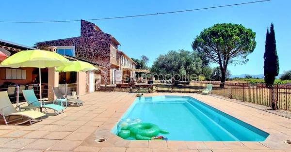 Domaine de prestige en Provence – Une propriété d’exception aux multiples possibilités

Au cœur d’un environnement naturel d’une rare beauté, avec une vue spectaculaire sur le Massif des Maures et le Pic de Notre-Dame des Anges, cette authentique bastide provençale de la fin du XIXᵉ siècle offre un cadre de vie unique où charme, élégance et sérénité se conjuguent à la perfection.

Développant près de 420 m² habitables (loi Carrez) avec 219 m² de dépendances et surfaces annexes, ce domaine remarquable se distingue par ses volumes généreux, son authenticité préservée et son potentiel exceptionnel.

La demeure principale propose de vastes espaces de réception baignés de lumière, plusieurs suites, de nombreuses chambres ainsi que des pièces de vie chaleureuses, idéales pour accueillir famille et invités dans un confort absolu.

À l’extérieur, les prestations séduisent immédiatement : piscine avec cuisine d’été, vastes terrasses, habitations indépendantes, espace équestre avec sellerie et boxes, mare, chapelle et parc arboré composent un cadre privilégié où chaque espace invite à la détente.

Grâce à ses deux dépendances indépendantes, ses nombreux couchages, ses grands espaces de réception et ses extérieurs parfaitement adaptés, cette propriété se prête idéalement à l’organisation d’événements privés ou professionnels : mariages, réceptions, séminaires, retraites bien-être, stages, chambres d’hôtes ou activité de gîtes haut de gamme.

Sa localisation constitue un atout majeur. À proximité immédiate des principaux axes autoroutiers, facilement accessible depuis les aéroports de Marseille, Toulon et Nice, à quelques minutes d’un héliport et du célèbre Circuit du Var, le domaine bénéficie d’une situation idéale pour accueillir une clientèle française et internationale.

Les amateurs de sports mécaniques, d’équitation, de randonnée, de golf ou des plus beaux sites de la Provence trouveront ici un point de départ privilégié pour découvrir toute la richesse du territoire.

Cette propriété rare offre ainsi un équilibre parfait entre résidence familiale de prestige et projet professionnel d’envergure, dans un secteur recherché où les biens de cette qualité sont particulièrement rares.

Cette adresse confidentielle séduira autant les amoureux des belles demeures que les investisseurs à la recherche d’un bien capable d’accueillir une activité événementielle ou touristique de standing.

Une propriété rare, chargée d’histoire et d’émotion, où chaque pierre raconte la Provence. Un lieu unique destiné à une clientèle en quête d’exclusivité, d’authenticité et d’un art de vivre incomparable.