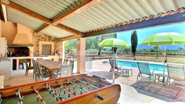 Domaine de prestige en Provence – Une propriété d’exception aux multiples possibilités

Au cœur d’un environnement naturel d’une rare beauté, avec une vue spectaculaire sur le Massif des Maures et le Pic de Notre-Dame des Anges, cette authentique bastide provençale de la fin du XIXᵉ siècle offre un cadre de vie unique où charme, élégance et sérénité se conjuguent à la perfection.

Développant près de 420 m² habitables (loi Carrez) avec 219 m² de dépendances et surfaces annexes, ce domaine remarquable se distingue par ses volumes généreux, son authenticité préservée et son potentiel exceptionnel.

La demeure principale propose de vastes espaces de réception baignés de lumière, plusieurs suites, de nombreuses chambres ainsi que des pièces de vie chaleureuses, idéales pour accueillir famille et invités dans un confort absolu.

À l’extérieur, les prestations séduisent immédiatement : piscine avec cuisine d’été, vastes terrasses, habitations indépendantes, espace équestre avec sellerie et boxes, mare, chapelle et parc arboré composent un cadre privilégié où chaque espace invite à la détente.

Grâce à ses deux dépendances indépendantes, ses nombreux couchages, ses grands espaces de réception et ses extérieurs parfaitement adaptés, cette propriété se prête idéalement à l’organisation d’événements privés ou professionnels : mariages, réceptions, séminaires, retraites bien-être, stages, chambres d’hôtes ou activité de gîtes haut de gamme.

Sa localisation constitue un atout majeur. À proximité immédiate des principaux axes autoroutiers, facilement accessible depuis les aéroports de Marseille, Toulon et Nice, à quelques minutes d’un héliport et du célèbre Circuit du Var, le domaine bénéficie d’une situation idéale pour accueillir une clientèle française et internationale.

Les amateurs de sports mécaniques, d’équitation, de randonnée, de golf ou des plus beaux sites de la Provence trouveront ici un point de départ privilégié pour découvrir toute la richesse du territoire.

Cette propriété rare offre ainsi un équilibre parfait entre résidence familiale de prestige et projet professionnel d’envergure, dans un secteur recherché où les biens de cette qualité sont particulièrement rares.

Cette adresse confidentielle séduira autant les amoureux des belles demeures que les investisseurs à la recherche d’un bien capable d’accueillir une activité événementielle ou touristique de standing.

Une propriété rare, chargée d’histoire et d’émotion, où chaque pierre raconte la Provence. Un lieu unique destiné à une clientèle en quête d’exclusivité, d’authenticité et d’un art de vivre incomparable.