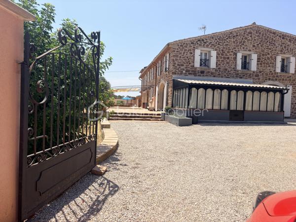 Domaine de prestige en Provence – Une propriété d’exception aux multiples possibilités

Au cœur d’un environnement naturel d’une rare beauté, avec une vue spectaculaire sur le Massif des Maures et le Pic de Notre-Dame des Anges, cette authentique bastide provençale de la fin du XIXᵉ siècle offre un cadre de vie unique où charme, élégance et sérénité se conjuguent à la perfection.

Développant près de 420 m² habitables (loi Carrez) avec 219 m² de dépendances et surfaces annexes, ce domaine remarquable se distingue par ses volumes généreux, son authenticité préservée et son potentiel exceptionnel.

La demeure principale propose de vastes espaces de réception baignés de lumière, plusieurs suites, de nombreuses chambres ainsi que des pièces de vie chaleureuses, idéales pour accueillir famille et invités dans un confort absolu.

À l’extérieur, les prestations séduisent immédiatement : piscine avec cuisine d’été, vastes terrasses, habitations indépendantes, espace équestre avec sellerie et boxes, mare, chapelle et parc arboré composent un cadre privilégié où chaque espace invite à la détente.

Grâce à ses deux dépendances indépendantes, ses nombreux couchages, ses grands espaces de réception et ses extérieurs parfaitement adaptés, cette propriété se prête idéalement à l’organisation d’événements privés ou professionnels : mariages, réceptions, séminaires, retraites bien-être, stages, chambres d’hôtes ou activité de gîtes haut de gamme.

Sa localisation constitue un atout majeur. À proximité immédiate des principaux axes autoroutiers, facilement accessible depuis les aéroports de Marseille, Toulon et Nice, à quelques minutes d’un héliport et du célèbre Circuit du Var, le domaine bénéficie d’une situation idéale pour accueillir une clientèle française et internationale.

Les amateurs de sports mécaniques, d’équitation, de randonnée, de golf ou des plus beaux sites de la Provence trouveront ici un point de départ privilégié pour découvrir toute la richesse du territoire.

Cette propriété rare offre ainsi un équilibre parfait entre résidence familiale de prestige et projet professionnel d’envergure, dans un secteur recherché où les biens de cette qualité sont particulièrement rares.

Cette adresse confidentielle séduira autant les amoureux des belles demeures que les investisseurs à la recherche d’un bien capable d’accueillir une activité événementielle ou touristique de standing.

Une propriété rare, chargée d’histoire et d’émotion, où chaque pierre raconte la Provence. Un lieu unique destiné à une clientèle en quête d’exclusivité, d’authenticité et d’un art de vivre incomparable.