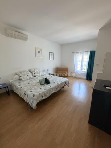 Domaine de prestige en Provence – Une propriété d’exception aux multiples possibilités

Au cœur d’un environnement naturel d’une rare beauté, avec une vue spectaculaire sur le Massif des Maures et le Pic de Notre-Dame des Anges, cette authentique bastide provençale de la fin du XIXᵉ siècle offre un cadre de vie unique où charme, élégance et sérénité se conjuguent à la perfection.

Développant près de 420 m² habitables (loi Carrez) avec 219 m² de dépendances et surfaces annexes, ce domaine remarquable se distingue par ses volumes généreux, son authenticité préservée et son potentiel exceptionnel.

La demeure principale propose de vastes espaces de réception baignés de lumière, plusieurs suites, de nombreuses chambres ainsi que des pièces de vie chaleureuses, idéales pour accueillir famille et invités dans un confort absolu.

À l’extérieur, les prestations séduisent immédiatement : piscine avec cuisine d’été, vastes terrasses, habitations indépendantes, espace équestre avec sellerie et boxes, mare, chapelle et parc arboré composent un cadre privilégié où chaque espace invite à la détente.

Grâce à ses deux dépendances indépendantes, ses nombreux couchages, ses grands espaces de réception et ses extérieurs parfaitement adaptés, cette propriété se prête idéalement à l’organisation d’événements privés ou professionnels : mariages, réceptions, séminaires, retraites bien-être, stages, chambres d’hôtes ou activité de gîtes haut de gamme.

Sa localisation constitue un atout majeur. À proximité immédiate des principaux axes autoroutiers, facilement accessible depuis les aéroports de Marseille, Toulon et Nice, à quelques minutes d’un héliport et du célèbre Circuit du Var, le domaine bénéficie d’une situation idéale pour accueillir une clientèle française et internationale.

Les amateurs de sports mécaniques, d’équitation, de randonnée, de golf ou des plus beaux sites de la Provence trouveront ici un point de départ privilégié pour découvrir toute la richesse du territoire.

Cette propriété rare offre ainsi un équilibre parfait entre résidence familiale de prestige et projet professionnel d’envergure, dans un secteur recherché où les biens de cette qualité sont particulièrement rares.

Cette adresse confidentielle séduira autant les amoureux des belles demeures que les investisseurs à la recherche d’un bien capable d’accueillir une activité événementielle ou touristique de standing.

Une propriété rare, chargée d’histoire et d’émotion, où chaque pierre raconte la Provence. Un lieu unique destiné à une clientèle en quête d’exclusivité, d’authenticité et d’un art de vivre incomparable.