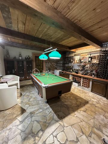 Domaine de prestige en Provence – Une propriété d’exception aux multiples possibilités

Au cœur d’un environnement naturel d’une rare beauté, avec une vue spectaculaire sur le Massif des Maures et le Pic de Notre-Dame des Anges, cette authentique bastide provençale de la fin du XIXᵉ siècle offre un cadre de vie unique où charme, élégance et sérénité se conjuguent à la perfection.

Développant près de 420 m² habitables (loi Carrez) avec 219 m² de dépendances et surfaces annexes, ce domaine remarquable se distingue par ses volumes généreux, son authenticité préservée et son potentiel exceptionnel.

La demeure principale propose de vastes espaces de réception baignés de lumière, plusieurs suites, de nombreuses chambres ainsi que des pièces de vie chaleureuses, idéales pour accueillir famille et invités dans un confort absolu.

À l’extérieur, les prestations séduisent immédiatement : piscine avec cuisine d’été, vastes terrasses, habitations indépendantes, espace équestre avec sellerie et boxes, mare, chapelle et parc arboré composent un cadre privilégié où chaque espace invite à la détente.

Grâce à ses deux dépendances indépendantes, ses nombreux couchages, ses grands espaces de réception et ses extérieurs parfaitement adaptés, cette propriété se prête idéalement à l’organisation d’événements privés ou professionnels : mariages, réceptions, séminaires, retraites bien-être, stages, chambres d’hôtes ou activité de gîtes haut de gamme.

Sa localisation constitue un atout majeur. À proximité immédiate des principaux axes autoroutiers, facilement accessible depuis les aéroports de Marseille, Toulon et Nice, à quelques minutes d’un héliport et du célèbre Circuit du Var, le domaine bénéficie d’une situation idéale pour accueillir une clientèle française et internationale.

Les amateurs de sports mécaniques, d’équitation, de randonnée, de golf ou des plus beaux sites de la Provence trouveront ici un point de départ privilégié pour découvrir toute la richesse du territoire.

Cette propriété rare offre ainsi un équilibre parfait entre résidence familiale de prestige et projet professionnel d’envergure, dans un secteur recherché où les biens de cette qualité sont particulièrement rares.

Cette adresse confidentielle séduira autant les amoureux des belles demeures que les investisseurs à la recherche d’un bien capable d’accueillir une activité événementielle ou touristique de standing.

Une propriété rare, chargée d’histoire et d’émotion, où chaque pierre raconte la Provence. Un lieu unique destiné à une clientèle en quête d’exclusivité, d’authenticité et d’un art de vivre incomparable.