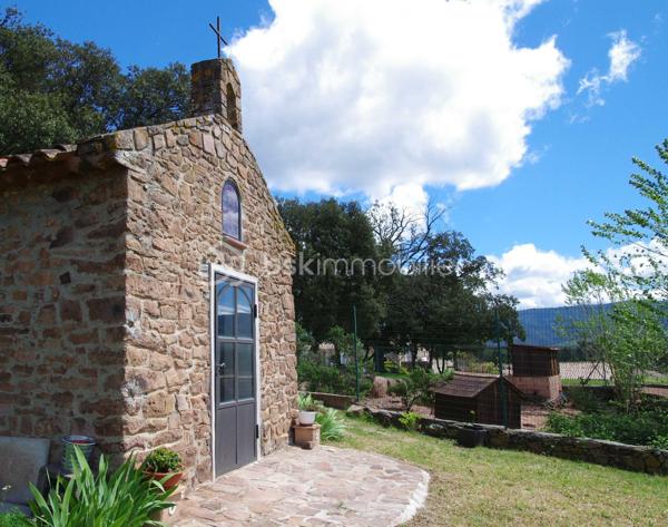 Domaine de prestige en Provence – Une propriété d’exception aux multiples possibilités

Au cœur d’un environnement naturel d’une rare beauté, avec une vue spectaculaire sur le Massif des Maures et le Pic de Notre-Dame des Anges, cette authentique bastide provençale de la fin du XIXᵉ siècle offre un cadre de vie unique où charme, élégance et sérénité se conjuguent à la perfection.

Développant près de 420 m² habitables (loi Carrez) avec 219 m² de dépendances et surfaces annexes, ce domaine remarquable se distingue par ses volumes généreux, son authenticité préservée et son potentiel exceptionnel.

La demeure principale propose de vastes espaces de réception baignés de lumière, plusieurs suites, de nombreuses chambres ainsi que des pièces de vie chaleureuses, idéales pour accueillir famille et invités dans un confort absolu.

À l’extérieur, les prestations séduisent immédiatement : piscine avec cuisine d’été, vastes terrasses, habitations indépendantes, espace équestre avec sellerie et boxes, mare, chapelle et parc arboré composent un cadre privilégié où chaque espace invite à la détente.

Grâce à ses deux dépendances indépendantes, ses nombreux couchages, ses grands espaces de réception et ses extérieurs parfaitement adaptés, cette propriété se prête idéalement à l’organisation d’événements privés ou professionnels : mariages, réceptions, séminaires, retraites bien-être, stages, chambres d’hôtes ou activité de gîtes haut de gamme.

Sa localisation constitue un atout majeur. À proximité immédiate des principaux axes autoroutiers, facilement accessible depuis les aéroports de Marseille, Toulon et Nice, à quelques minutes d’un héliport et du célèbre Circuit du Var, le domaine bénéficie d’une situation idéale pour accueillir une clientèle française et internationale.

Les amateurs de sports mécaniques, d’équitation, de randonnée, de golf ou des plus beaux sites de la Provence trouveront ici un point de départ privilégié pour découvrir toute la richesse du territoire.

Cette propriété rare offre ainsi un équilibre parfait entre résidence familiale de prestige et projet professionnel d’envergure, dans un secteur recherché où les biens de cette qualité sont particulièrement rares.

Cette adresse confidentielle séduira autant les amoureux des belles demeures que les investisseurs à la recherche d’un bien capable d’accueillir une activité événementielle ou touristique de standing.

Une propriété rare, chargée d’histoire et d’émotion, où chaque pierre raconte la Provence. Un lieu unique destiné à une clientèle en quête d’exclusivité, d’authenticité et d’un art de vivre incomparable.