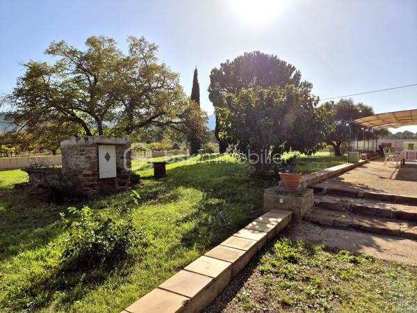 Domaine de prestige en Provence – Une propriété d’exception aux multiples possibilités

Au cœur d’un environnement naturel d’une rare beauté, avec une vue spectaculaire sur le Massif des Maures et le Pic de Notre-Dame des Anges, cette authentique bastide provençale de la fin du XIXᵉ siècle offre un cadre de vie unique où charme, élégance et sérénité se conjuguent à la perfection.

Développant près de 420 m² habitables (loi Carrez) avec 219 m² de dépendances et surfaces annexes, ce domaine remarquable se distingue par ses volumes généreux, son authenticité préservée et son potentiel exceptionnel.

La demeure principale propose de vastes espaces de réception baignés de lumière, plusieurs suites, de nombreuses chambres ainsi que des pièces de vie chaleureuses, idéales pour accueillir famille et invités dans un confort absolu.

À l’extérieur, les prestations séduisent immédiatement : piscine avec cuisine d’été, vastes terrasses, habitations indépendantes, espace équestre avec sellerie et boxes, mare, chapelle et parc arboré composent un cadre privilégié où chaque espace invite à la détente.

Grâce à ses deux dépendances indépendantes, ses nombreux couchages, ses grands espaces de réception et ses extérieurs parfaitement adaptés, cette propriété se prête idéalement à l’organisation d’événements privés ou professionnels : mariages, réceptions, séminaires, retraites bien-être, stages, chambres d’hôtes ou activité de gîtes haut de gamme.

Sa localisation constitue un atout majeur. À proximité immédiate des principaux axes autoroutiers, facilement accessible depuis les aéroports de Marseille, Toulon et Nice, à quelques minutes d’un héliport et du célèbre Circuit du Var, le domaine bénéficie d’une situation idéale pour accueillir une clientèle française et internationale.

Les amateurs de sports mécaniques, d’équitation, de randonnée, de golf ou des plus beaux sites de la Provence trouveront ici un point de départ privilégié pour découvrir toute la richesse du territoire.

Cette propriété rare offre ainsi un équilibre parfait entre résidence familiale de prestige et projet professionnel d’envergure, dans un secteur recherché où les biens de cette qualité sont particulièrement rares.

Cette adresse confidentielle séduira autant les amoureux des belles demeures que les investisseurs à la recherche d’un bien capable d’accueillir une activité événementielle ou touristique de standing.

Une propriété rare, chargée d’histoire et d’émotion, où chaque pierre raconte la Provence. Un lieu unique destiné à une clientèle en quête d’exclusivité, d’authenticité et d’un art de vivre incomparable.