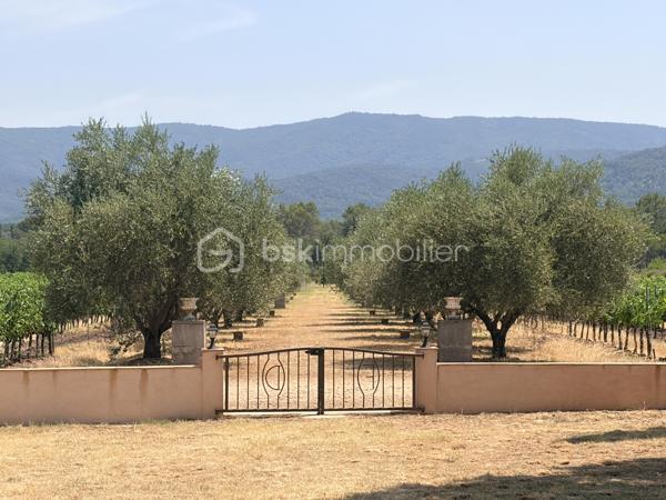 Domaine de prestige en Provence – Une propriété d’exception aux multiples possibilités

Au cœur d’un environnement naturel d’une rare beauté, avec une vue spectaculaire sur le Massif des Maures et le Pic de Notre-Dame des Anges, cette authentique bastide provençale de la fin du XIXᵉ siècle offre un cadre de vie unique où charme, élégance et sérénité se conjuguent à la perfection.

Développant près de 420 m² habitables (loi Carrez) avec 219 m² de dépendances et surfaces annexes, ce domaine remarquable se distingue par ses volumes généreux, son authenticité préservée et son potentiel exceptionnel.

La demeure principale propose de vastes espaces de réception baignés de lumière, plusieurs suites, de nombreuses chambres ainsi que des pièces de vie chaleureuses, idéales pour accueillir famille et invités dans un confort absolu.

À l’extérieur, les prestations séduisent immédiatement : piscine avec cuisine d’été, vastes terrasses, habitations indépendantes, espace équestre avec sellerie et boxes, mare, chapelle et parc arboré composent un cadre privilégié où chaque espace invite à la détente.

Grâce à ses deux dépendances indépendantes, ses nombreux couchages, ses grands espaces de réception et ses extérieurs parfaitement adaptés, cette propriété se prête idéalement à l’organisation d’événements privés ou professionnels : mariages, réceptions, séminaires, retraites bien-être, stages, chambres d’hôtes ou activité de gîtes haut de gamme.

Sa localisation constitue un atout majeur. À proximité immédiate des principaux axes autoroutiers, facilement accessible depuis les aéroports de Marseille, Toulon et Nice, à quelques minutes d’un héliport et du célèbre Circuit du Var, le domaine bénéficie d’une situation idéale pour accueillir une clientèle française et internationale.

Les amateurs de sports mécaniques, d’équitation, de randonnée, de golf ou des plus beaux sites de la Provence trouveront ici un point de départ privilégié pour découvrir toute la richesse du territoire.

Cette propriété rare offre ainsi un équilibre parfait entre résidence familiale de prestige et projet professionnel d’envergure, dans un secteur recherché où les biens de cette qualité sont particulièrement rares.

Cette adresse confidentielle séduira autant les amoureux des belles demeures que les investisseurs à la recherche d’un bien capable d’accueillir une activité événementielle ou touristique de standing.

Une propriété rare, chargée d’histoire et d’émotion, où chaque pierre raconte la Provence. Un lieu unique destiné à une clientèle en quête d’exclusivité, d’authenticité et d’un art de vivre incomparable.