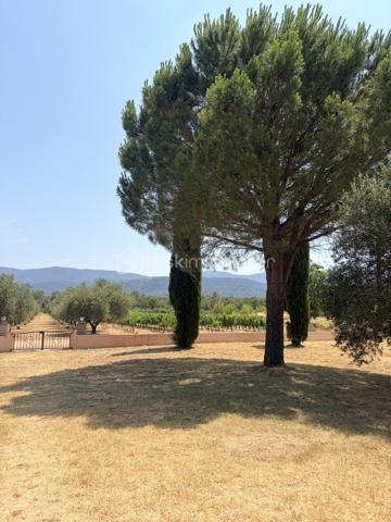 Domaine de prestige en Provence – Une propriété d’exception aux multiples possibilités

Au cœur d’un environnement naturel d’une rare beauté, avec une vue spectaculaire sur le Massif des Maures et le Pic de Notre-Dame des Anges, cette authentique bastide provençale de la fin du XIXᵉ siècle offre un cadre de vie unique où charme, élégance et sérénité se conjuguent à la perfection.

Développant près de 420 m² habitables (loi Carrez) avec 219 m² de dépendances et surfaces annexes, ce domaine remarquable se distingue par ses volumes généreux, son authenticité préservée et son potentiel exceptionnel.

La demeure principale propose de vastes espaces de réception baignés de lumière, plusieurs suites, de nombreuses chambres ainsi que des pièces de vie chaleureuses, idéales pour accueillir famille et invités dans un confort absolu.

À l’extérieur, les prestations séduisent immédiatement : piscine avec cuisine d’été, vastes terrasses, habitations indépendantes, espace équestre avec sellerie et boxes, mare, chapelle et parc arboré composent un cadre privilégié où chaque espace invite à la détente.

Grâce à ses deux dépendances indépendantes, ses nombreux couchages, ses grands espaces de réception et ses extérieurs parfaitement adaptés, cette propriété se prête idéalement à l’organisation d’événements privés ou professionnels : mariages, réceptions, séminaires, retraites bien-être, stages, chambres d’hôtes ou activité de gîtes haut de gamme.

Sa localisation constitue un atout majeur. À proximité immédiate des principaux axes autoroutiers, facilement accessible depuis les aéroports de Marseille, Toulon et Nice, à quelques minutes d’un héliport et du célèbre Circuit du Var, le domaine bénéficie d’une situation idéale pour accueillir une clientèle française et internationale.

Les amateurs de sports mécaniques, d’équitation, de randonnée, de golf ou des plus beaux sites de la Provence trouveront ici un point de départ privilégié pour découvrir toute la richesse du territoire.

Cette propriété rare offre ainsi un équilibre parfait entre résidence familiale de prestige et projet professionnel d’envergure, dans un secteur recherché où les biens de cette qualité sont particulièrement rares.

Cette adresse confidentielle séduira autant les amoureux des belles demeures que les investisseurs à la recherche d’un bien capable d’accueillir une activité événementielle ou touristique de standing.

Une propriété rare, chargée d’histoire et d’émotion, où chaque pierre raconte la Provence. Un lieu unique destiné à une clientèle en quête d’exclusivité, d’authenticité et d’un art de vivre incomparable.