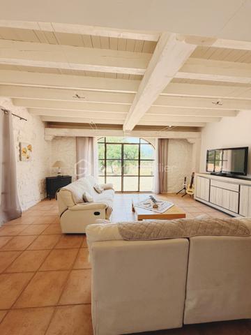 Domaine de prestige en Provence – Une propriété d’exception aux multiples possibilités

Au cœur d’un environnement naturel d’une rare beauté, avec une vue spectaculaire sur le Massif des Maures et le Pic de Notre-Dame des Anges, cette authentique bastide provençale de la fin du XIXᵉ siècle offre un cadre de vie unique où charme, élégance et sérénité se conjuguent à la perfection.

Développant près de 420 m² habitables (loi Carrez) avec 219 m² de dépendances et surfaces annexes, ce domaine remarquable se distingue par ses volumes généreux, son authenticité préservée et son potentiel exceptionnel.

La demeure principale propose de vastes espaces de réception baignés de lumière, plusieurs suites, de nombreuses chambres ainsi que des pièces de vie chaleureuses, idéales pour accueillir famille et invités dans un confort absolu.

À l’extérieur, les prestations séduisent immédiatement : piscine avec cuisine d’été, vastes terrasses, habitations indépendantes, espace équestre avec sellerie et boxes, mare, chapelle et parc arboré composent un cadre privilégié où chaque espace invite à la détente.

Grâce à ses deux dépendances indépendantes, ses nombreux couchages, ses grands espaces de réception et ses extérieurs parfaitement adaptés, cette propriété se prête idéalement à l’organisation d’événements privés ou professionnels : mariages, réceptions, séminaires, retraites bien-être, stages, chambres d’hôtes ou activité de gîtes haut de gamme.

Sa localisation constitue un atout majeur. À proximité immédiate des principaux axes autoroutiers, facilement accessible depuis les aéroports de Marseille, Toulon et Nice, à quelques minutes d’un héliport et du célèbre Circuit du Var, le domaine bénéficie d’une situation idéale pour accueillir une clientèle française et internationale.

Les amateurs de sports mécaniques, d’équitation, de randonnée, de golf ou des plus beaux sites de la Provence trouveront ici un point de départ privilégié pour découvrir toute la richesse du territoire.

Cette propriété rare offre ainsi un équilibre parfait entre résidence familiale de prestige et projet professionnel d’envergure, dans un secteur recherché où les biens de cette qualité sont particulièrement rares.

Cette adresse confidentielle séduira autant les amoureux des belles demeures que les investisseurs à la recherche d’un bien capable d’accueillir une activité événementielle ou touristique de standing.

Une propriété rare, chargée d’histoire et d’émotion, où chaque pierre raconte la Provence. Un lieu unique destiné à une clientèle en quête d’exclusivité, d’authenticité et d’un art de vivre incomparable.