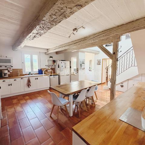 Domaine de prestige en Provence – Une propriété d’exception aux multiples possibilités

Au cœur d’un environnement naturel d’une rare beauté, avec une vue spectaculaire sur le Massif des Maures et le Pic de Notre-Dame des Anges, cette authentique bastide provençale de la fin du XIXᵉ siècle offre un cadre de vie unique où charme, élégance et sérénité se conjuguent à la perfection.

Développant près de 420 m² habitables (loi Carrez) avec 219 m² de dépendances et surfaces annexes, ce domaine remarquable se distingue par ses volumes généreux, son authenticité préservée et son potentiel exceptionnel.

La demeure principale propose de vastes espaces de réception baignés de lumière, plusieurs suites, de nombreuses chambres ainsi que des pièces de vie chaleureuses, idéales pour accueillir famille et invités dans un confort absolu.

À l’extérieur, les prestations séduisent immédiatement : piscine avec cuisine d’été, vastes terrasses, habitations indépendantes, espace équestre avec sellerie et boxes, mare, chapelle et parc arboré composent un cadre privilégié où chaque espace invite à la détente.

Grâce à ses deux dépendances indépendantes, ses nombreux couchages, ses grands espaces de réception et ses extérieurs parfaitement adaptés, cette propriété se prête idéalement à l’organisation d’événements privés ou professionnels : mariages, réceptions, séminaires, retraites bien-être, stages, chambres d’hôtes ou activité de gîtes haut de gamme.

Sa localisation constitue un atout majeur. À proximité immédiate des principaux axes autoroutiers, facilement accessible depuis les aéroports de Marseille, Toulon et Nice, à quelques minutes d’un héliport et du célèbre Circuit du Var, le domaine bénéficie d’une situation idéale pour accueillir une clientèle française et internationale.

Les amateurs de sports mécaniques, d’équitation, de randonnée, de golf ou des plus beaux sites de la Provence trouveront ici un point de départ privilégié pour découvrir toute la richesse du territoire.

Cette propriété rare offre ainsi un équilibre parfait entre résidence familiale de prestige et projet professionnel d’envergure, dans un secteur recherché où les biens de cette qualité sont particulièrement rares.

Cette adresse confidentielle séduira autant les amoureux des belles demeures que les investisseurs à la recherche d’un bien capable d’accueillir une activité événementielle ou touristique de standing.

Une propriété rare, chargée d’histoire et d’émotion, où chaque pierre raconte la Provence. Un lieu unique destiné à une clientèle en quête d’exclusivité, d’authenticité et d’un art de vivre incomparable.