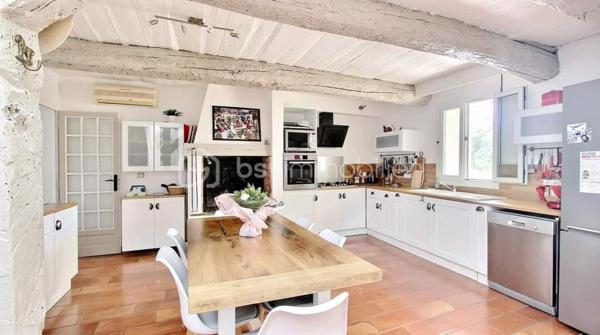 Domaine de prestige en Provence – Une propriété d’exception aux multiples possibilités

Au cœur d’un environnement naturel d’une rare beauté, avec une vue spectaculaire sur le Massif des Maures et le Pic de Notre-Dame des Anges, cette authentique bastide provençale de la fin du XIXᵉ siècle offre un cadre de vie unique où charme, élégance et sérénité se conjuguent à la perfection.

Développant près de 420 m² habitables (loi Carrez) avec 219 m² de dépendances et surfaces annexes, ce domaine remarquable se distingue par ses volumes généreux, son authenticité préservée et son potentiel exceptionnel.

La demeure principale propose de vastes espaces de réception baignés de lumière, plusieurs suites, de nombreuses chambres ainsi que des pièces de vie chaleureuses, idéales pour accueillir famille et invités dans un confort absolu.

À l’extérieur, les prestations séduisent immédiatement : piscine avec cuisine d’été, vastes terrasses, habitations indépendantes, espace équestre avec sellerie et boxes, mare, chapelle et parc arboré composent un cadre privilégié où chaque espace invite à la détente.

Grâce à ses deux dépendances indépendantes, ses nombreux couchages, ses grands espaces de réception et ses extérieurs parfaitement adaptés, cette propriété se prête idéalement à l’organisation d’événements privés ou professionnels : mariages, réceptions, séminaires, retraites bien-être, stages, chambres d’hôtes ou activité de gîtes haut de gamme.

Sa localisation constitue un atout majeur. À proximité immédiate des principaux axes autoroutiers, facilement accessible depuis les aéroports de Marseille, Toulon et Nice, à quelques minutes d’un héliport et du célèbre Circuit du Var, le domaine bénéficie d’une situation idéale pour accueillir une clientèle française et internationale.

Les amateurs de sports mécaniques, d’équitation, de randonnée, de golf ou des plus beaux sites de la Provence trouveront ici un point de départ privilégié pour découvrir toute la richesse du territoire.

Cette propriété rare offre ainsi un équilibre parfait entre résidence familiale de prestige et projet professionnel d’envergure, dans un secteur recherché où les biens de cette qualité sont particulièrement rares.

Cette adresse confidentielle séduira autant les amoureux des belles demeures que les investisseurs à la recherche d’un bien capable d’accueillir une activité événementielle ou touristique de standing.

Une propriété rare, chargée d’histoire et d’émotion, où chaque pierre raconte la Provence. Un lieu unique destiné à une clientèle en quête d’exclusivité, d’authenticité et d’un art de vivre incomparable.