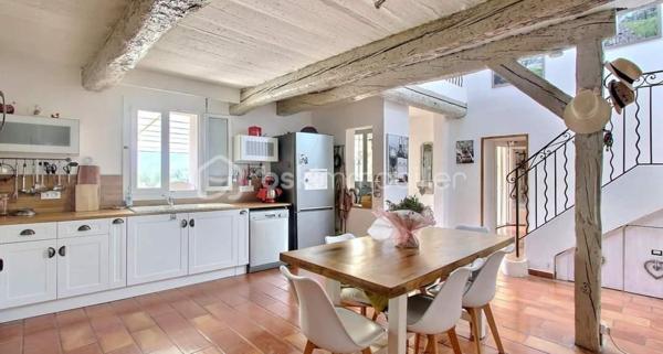 Domaine de prestige en Provence – Une propriété d’exception aux multiples possibilités

Au cœur d’un environnement naturel d’une rare beauté, avec une vue spectaculaire sur le Massif des Maures et le Pic de Notre-Dame des Anges, cette authentique bastide provençale de la fin du XIXᵉ siècle offre un cadre de vie unique où charme, élégance et sérénité se conjuguent à la perfection.

Développant près de 420 m² habitables (loi Carrez) avec 219 m² de dépendances et surfaces annexes, ce domaine remarquable se distingue par ses volumes généreux, son authenticité préservée et son potentiel exceptionnel.

La demeure principale propose de vastes espaces de réception baignés de lumière, plusieurs suites, de nombreuses chambres ainsi que des pièces de vie chaleureuses, idéales pour accueillir famille et invités dans un confort absolu.

À l’extérieur, les prestations séduisent immédiatement : piscine avec cuisine d’été, vastes terrasses, habitations indépendantes, espace équestre avec sellerie et boxes, mare, chapelle et parc arboré composent un cadre privilégié où chaque espace invite à la détente.

Grâce à ses deux dépendances indépendantes, ses nombreux couchages, ses grands espaces de réception et ses extérieurs parfaitement adaptés, cette propriété se prête idéalement à l’organisation d’événements privés ou professionnels : mariages, réceptions, séminaires, retraites bien-être, stages, chambres d’hôtes ou activité de gîtes haut de gamme.

Sa localisation constitue un atout majeur. À proximité immédiate des principaux axes autoroutiers, facilement accessible depuis les aéroports de Marseille, Toulon et Nice, à quelques minutes d’un héliport et du célèbre Circuit du Var, le domaine bénéficie d’une situation idéale pour accueillir une clientèle française et internationale.

Les amateurs de sports mécaniques, d’équitation, de randonnée, de golf ou des plus beaux sites de la Provence trouveront ici un point de départ privilégié pour découvrir toute la richesse du territoire.

Cette propriété rare offre ainsi un équilibre parfait entre résidence familiale de prestige et projet professionnel d’envergure, dans un secteur recherché où les biens de cette qualité sont particulièrement rares.

Cette adresse confidentielle séduira autant les amoureux des belles demeures que les investisseurs à la recherche d’un bien capable d’accueillir une activité événementielle ou touristique de standing.

Une propriété rare, chargée d’histoire et d’émotion, où chaque pierre raconte la Provence. Un lieu unique destiné à une clientèle en quête d’exclusivité, d’authenticité et d’un art de vivre incomparable.