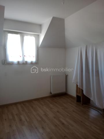 Christine Deschamps, BSK immobilier
À découvrir très rapidement, une maison individuelle sur un secteur calme et très recherché proche de toute commodité. 
Maison de 2013 .
Maison de 127 m² : elle se compose comme suit : au rez-de-chaussée, un wc, un salon salle à manger double exposition accès direct terrasse, une cuisine tout équipée aménagée, un hall d'entrée donnant sur le garage avec accès buanderie.
À l'étage, un palier desservant quatre chambres toutes équipées de dressing, dont une suite parentale avec salle de bain, 1WC indépendant, une douche.
 Pour les extérieurs, vous trouverez une magnifique terrasse ainsi qu'un chalet de 17 m² sur un terrain de 400 m².
À visiter sans tarder : les plus : climatisation  reversible sur le bas de la maison  double vitrage, volet électrique, alarme, matériaux de qualité, garage, portail motorisé ; de même que le portail du chalet motorisé aussi, aucun travaux à prévoir. 
Pour vos visites ou vos questions, je suis disponible 7 jours sur 7 au 06 12 78 84 47.