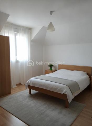 Christine Deschamps, BSK immobilier
À découvrir très rapidement, une maison individuelle sur un secteur calme et très recherché proche de toute commodité. 
Maison de 2013 .
Maison de 127 m² : elle se compose comme suit : au rez-de-chaussée, un wc, un salon salle à manger double exposition accès direct terrasse, une cuisine tout équipée aménagée, un hall d'entrée donnant sur le garage avec accès buanderie.
À l'étage, un palier desservant quatre chambres toutes équipées de dressing, dont une suite parentale avec salle de bain, 1WC indépendant, une douche.
 Pour les extérieurs, vous trouverez une magnifique terrasse ainsi qu'un chalet de 17 m² sur un terrain de 400 m².
À visiter sans tarder : les plus : climatisation  reversible sur le bas de la maison  double vitrage, volet électrique, alarme, matériaux de qualité, garage, portail motorisé ; de même que le portail du chalet motorisé aussi, aucun travaux à prévoir. 
Pour vos visites ou vos questions, je suis disponible 7 jours sur 7 au 06 12 78 84 47.