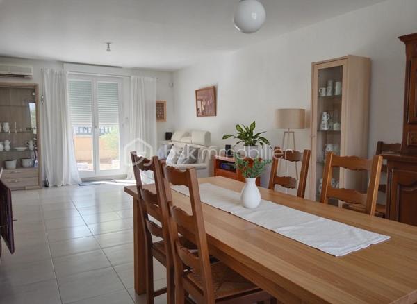 Christine Deschamps, BSK immobilier
À découvrir très rapidement, une maison individuelle sur un secteur calme et très recherché proche de toute commodité. 
Maison de 2013 .
Maison de 127 m² : elle se compose comme suit : au rez-de-chaussée, un wc, un salon salle à manger double exposition accès direct terrasse, une cuisine tout équipée aménagée, un hall d'entrée donnant sur le garage avec accès buanderie.
À l'étage, un palier desservant quatre chambres toutes équipées de dressing, dont une suite parentale avec salle de bain, 1WC indépendant, une douche.
 Pour les extérieurs, vous trouverez une magnifique terrasse ainsi qu'un chalet de 17 m² sur un terrain de 400 m².
À visiter sans tarder : les plus : climatisation  reversible sur le bas de la maison  double vitrage, volet électrique, alarme, matériaux de qualité, garage, portail motorisé ; de même que le portail du chalet motorisé aussi, aucun travaux à prévoir. 
Pour vos visites ou vos questions, je suis disponible 7 jours sur 7 au 06 12 78 84 47.