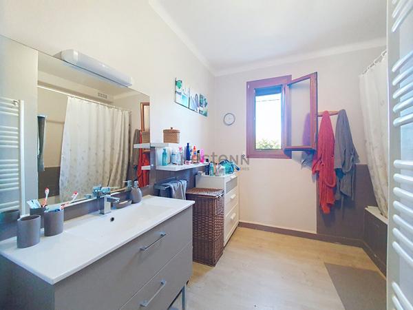 Belle maison familiale sur Crémieu sur terrain de plus de 1000 m² avec piscine