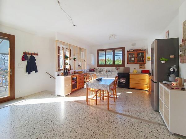 Belle maison familiale sur Crémieu sur terrain de plus de 1000 m² avec piscine