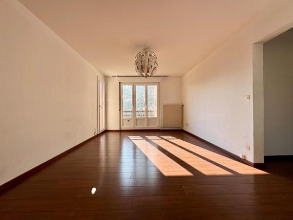 Appartement trois chambres avec deux balcons, une cave