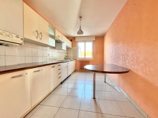 Appartement trois chambres avec deux balcons, une cave