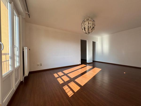 Appartement trois chambres avec deux balcons, une cave